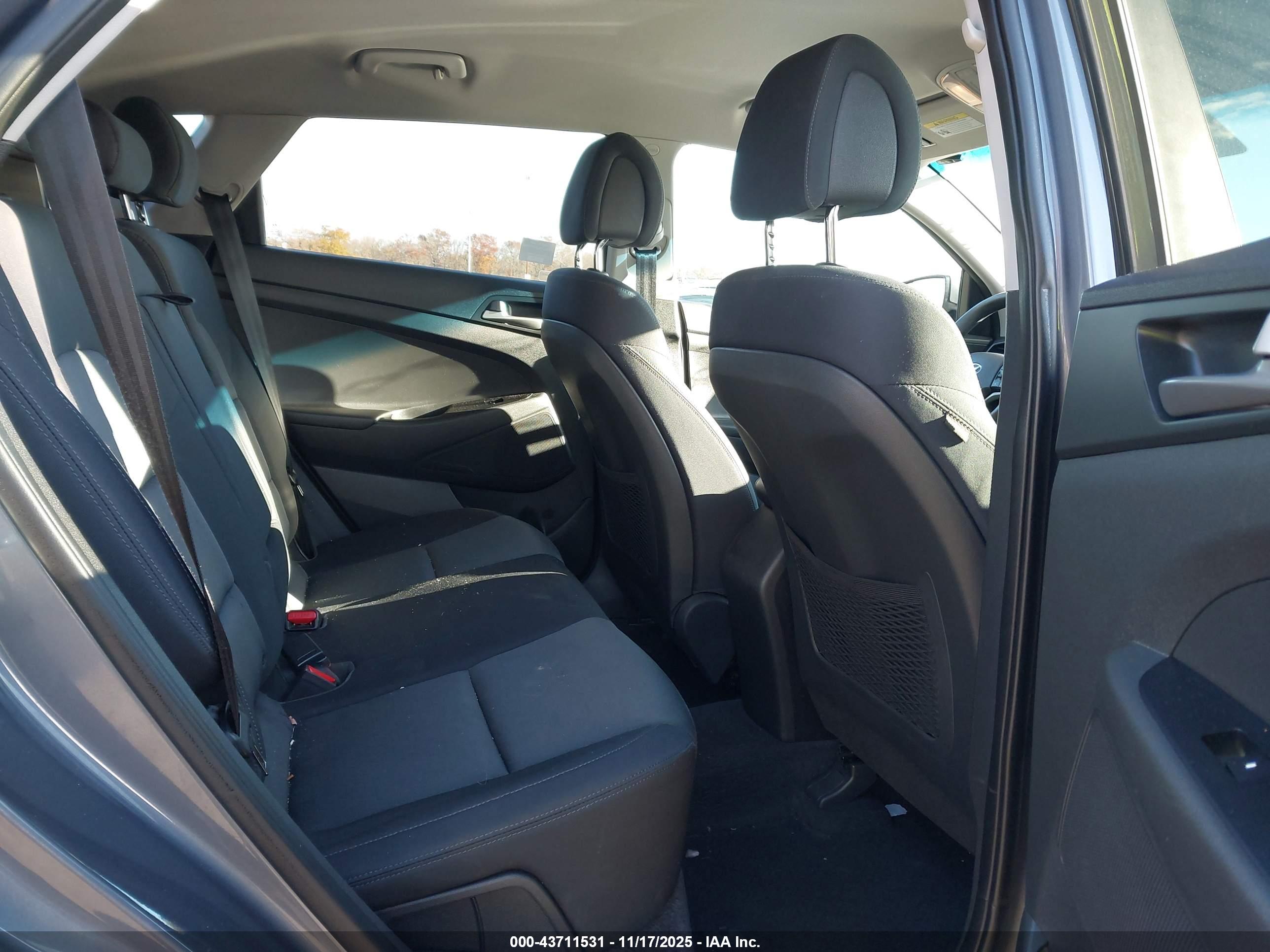 HYUNDAI TUCSON image 8