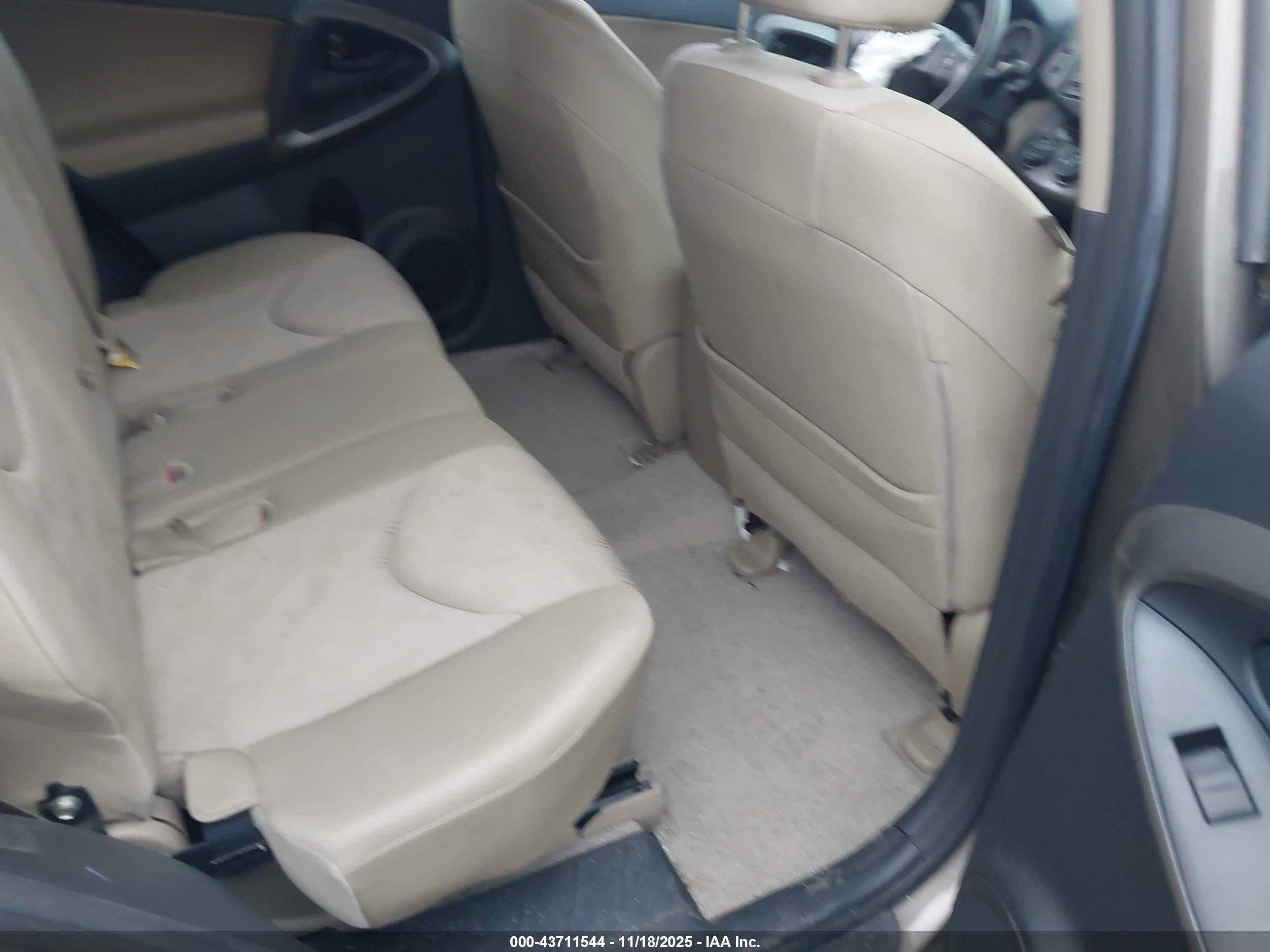 TOYOTA RAV4 image 8