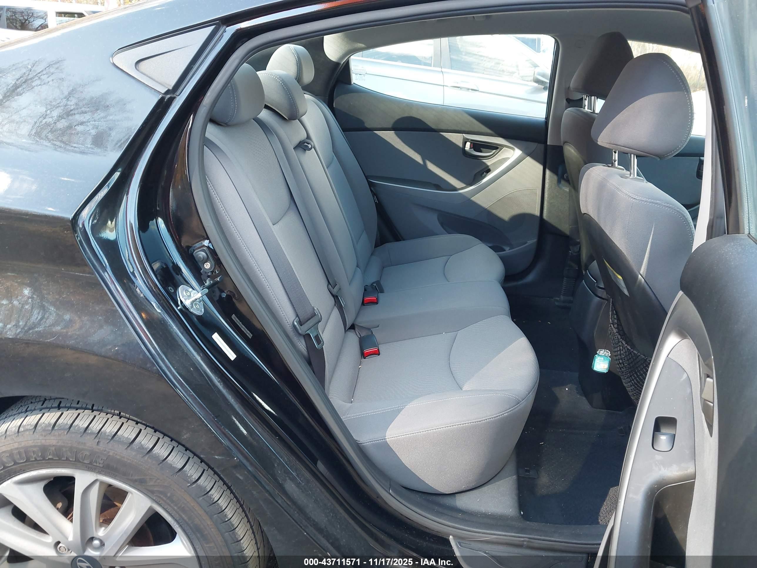 HYUNDAI ELANTRA image 8