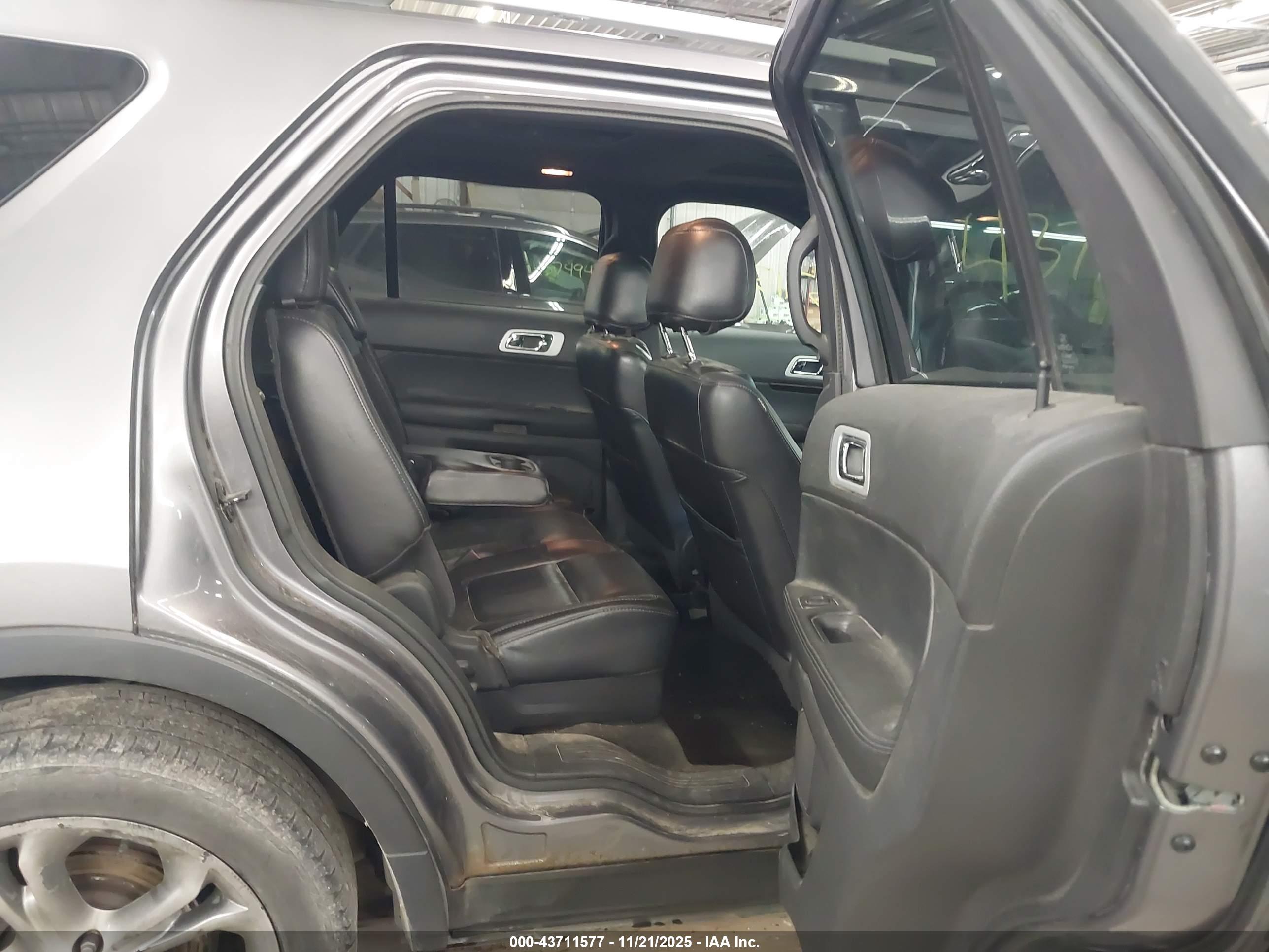 FORD EXPLORER image 8