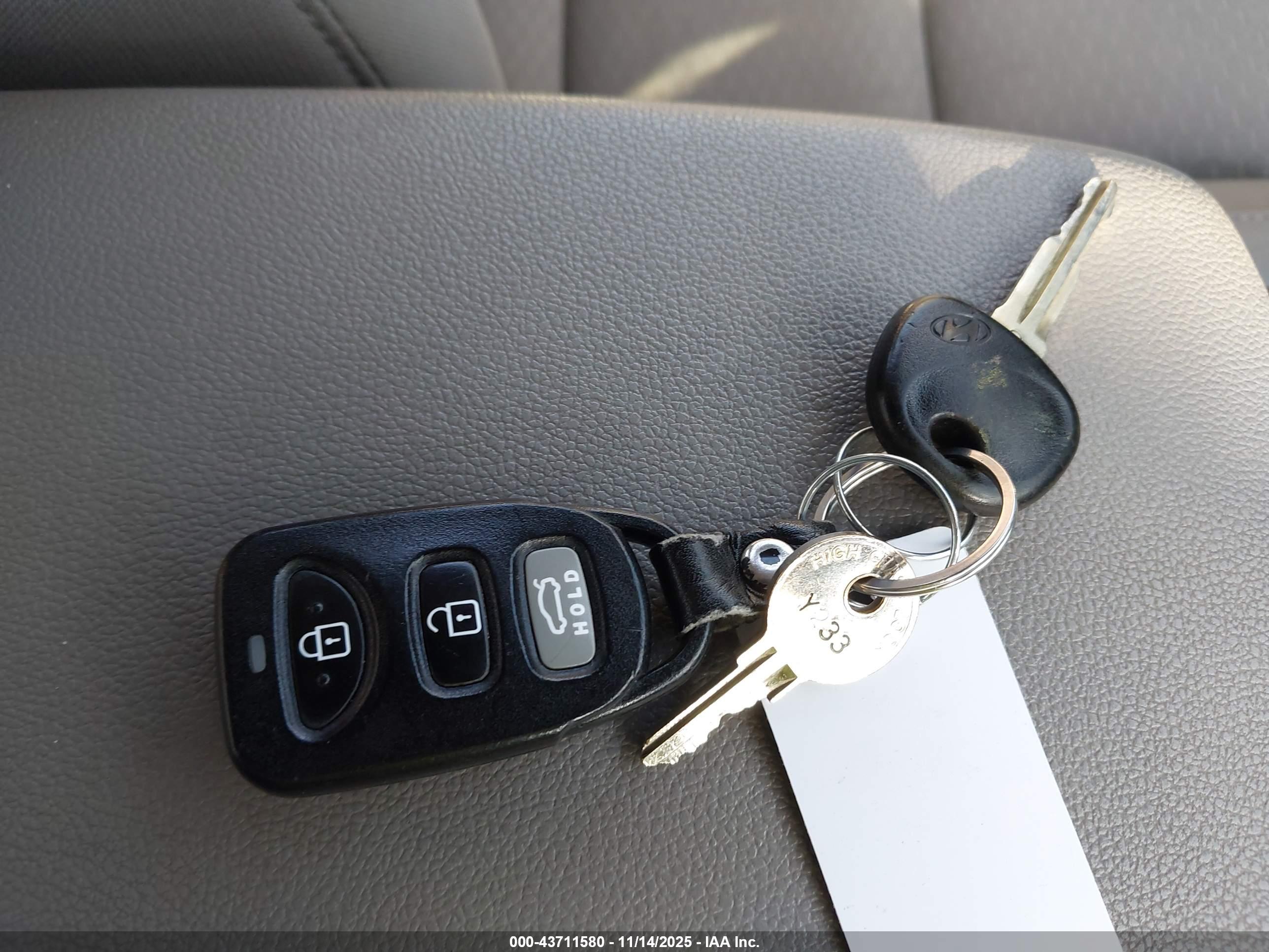 HYUNDAI ELANTRA image 11