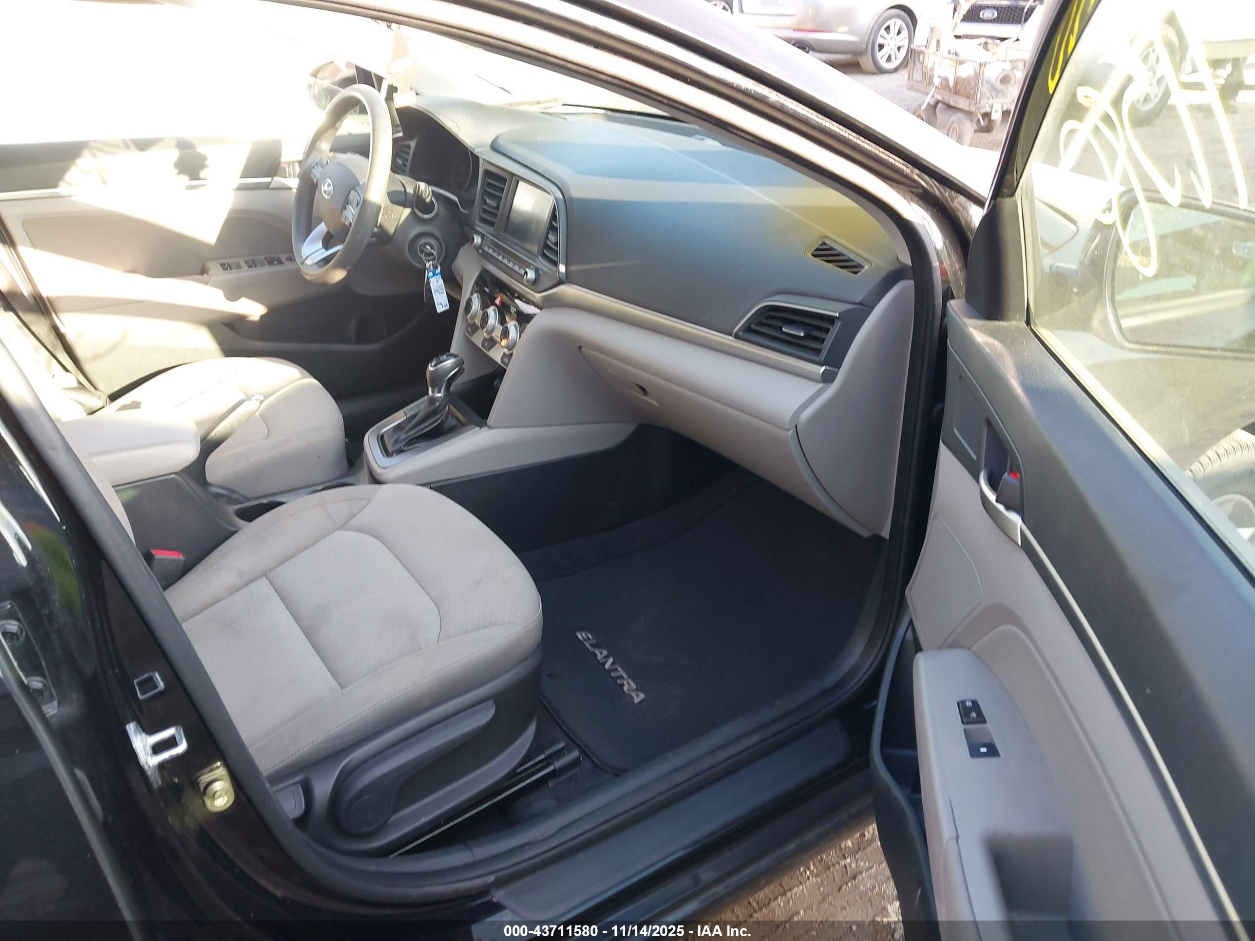 HYUNDAI ELANTRA image 5