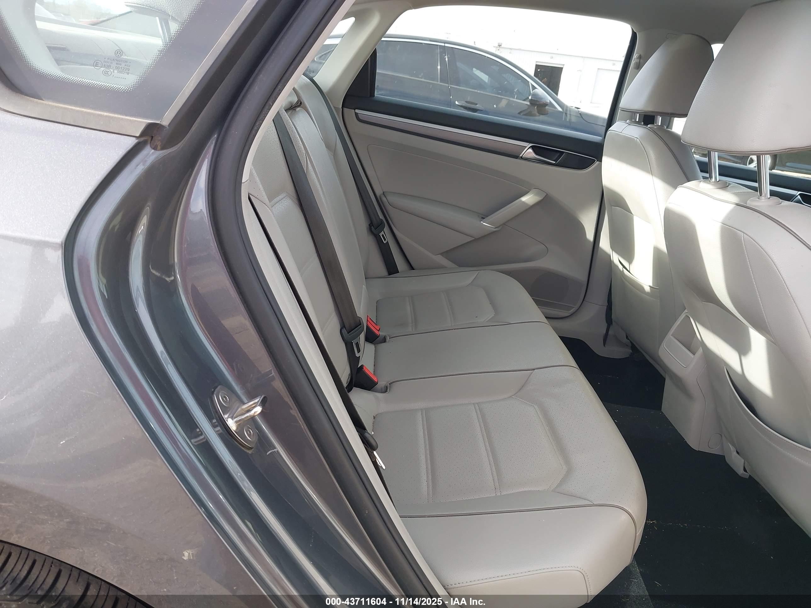 VOLKSWAGEN PASSAT image 8