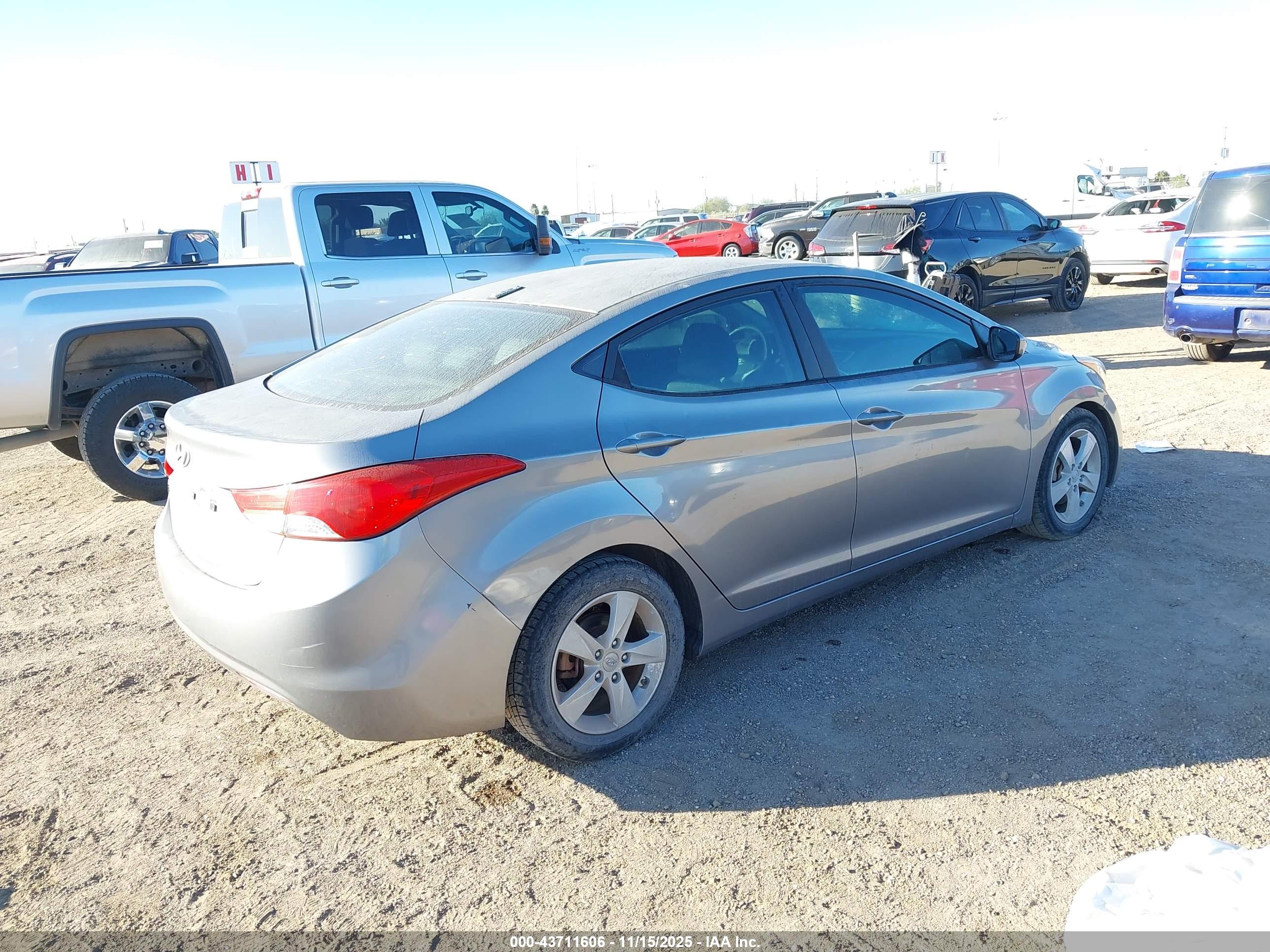 HYUNDAI ELANTRA image 4