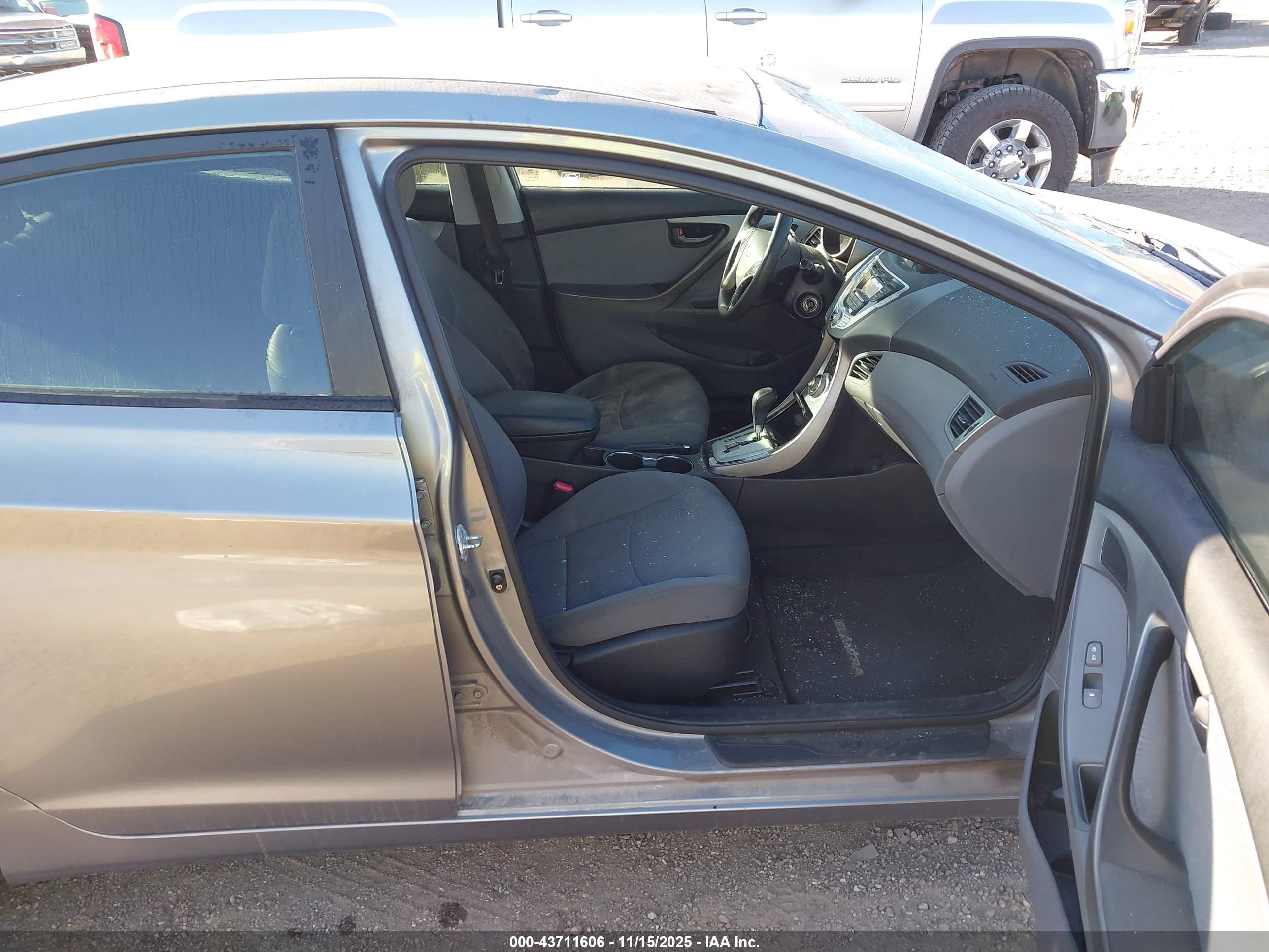 HYUNDAI ELANTRA image 5