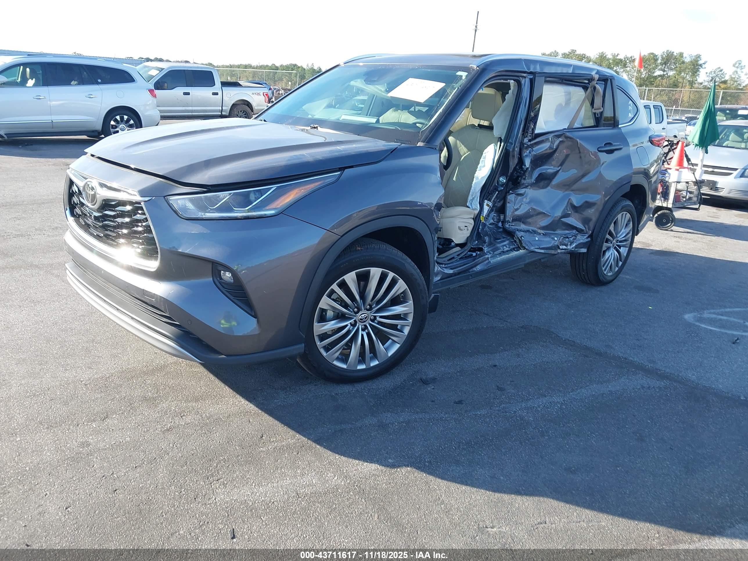 TOYOTA HIGHLANDER image 2