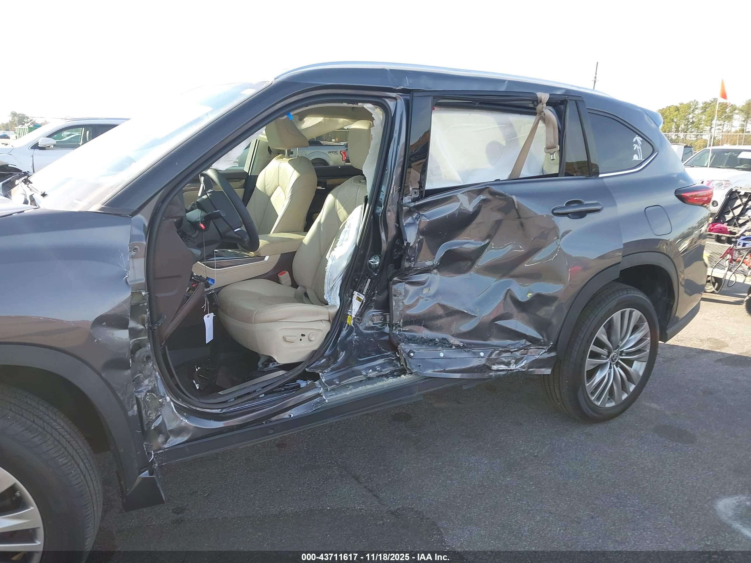 TOYOTA HIGHLANDER image 6