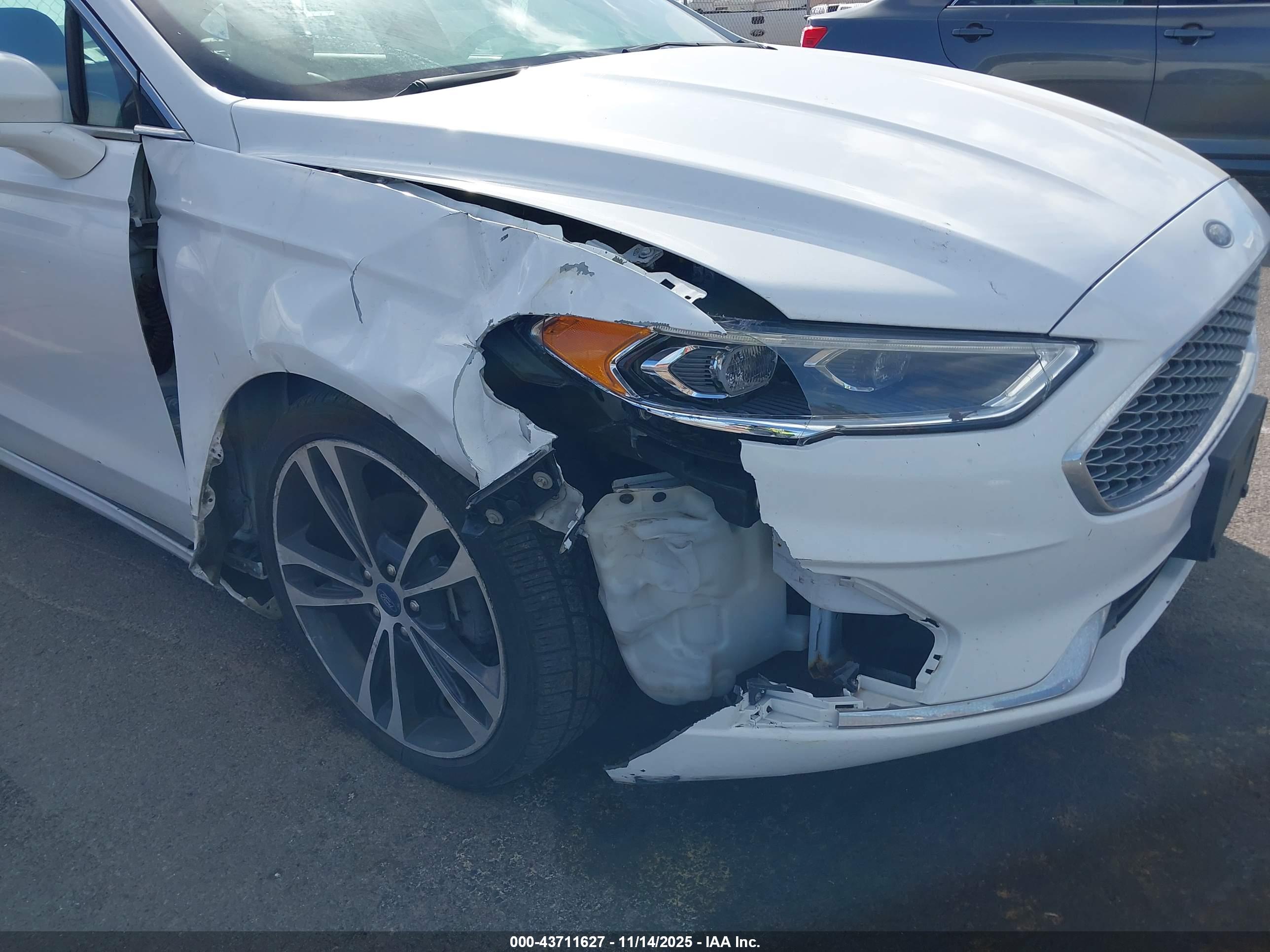 FORD FUSION image 6