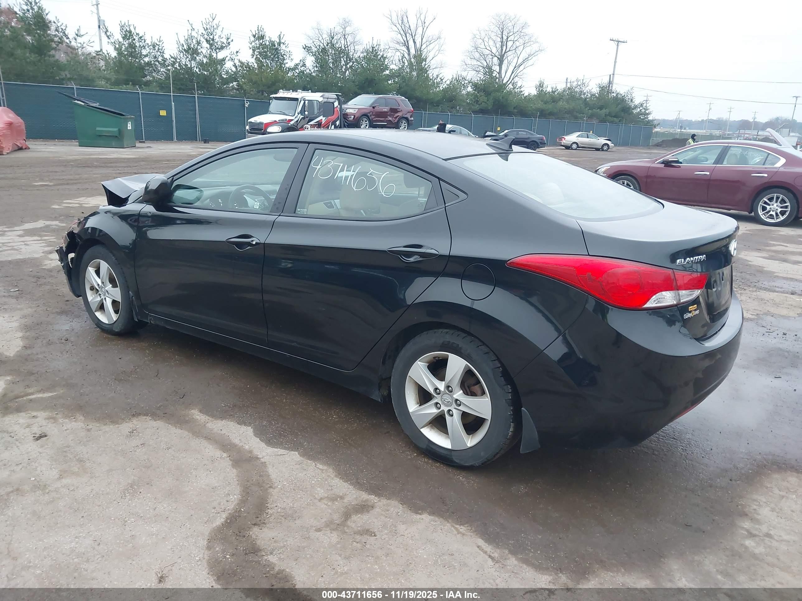 HYUNDAI ELANTRA image 3