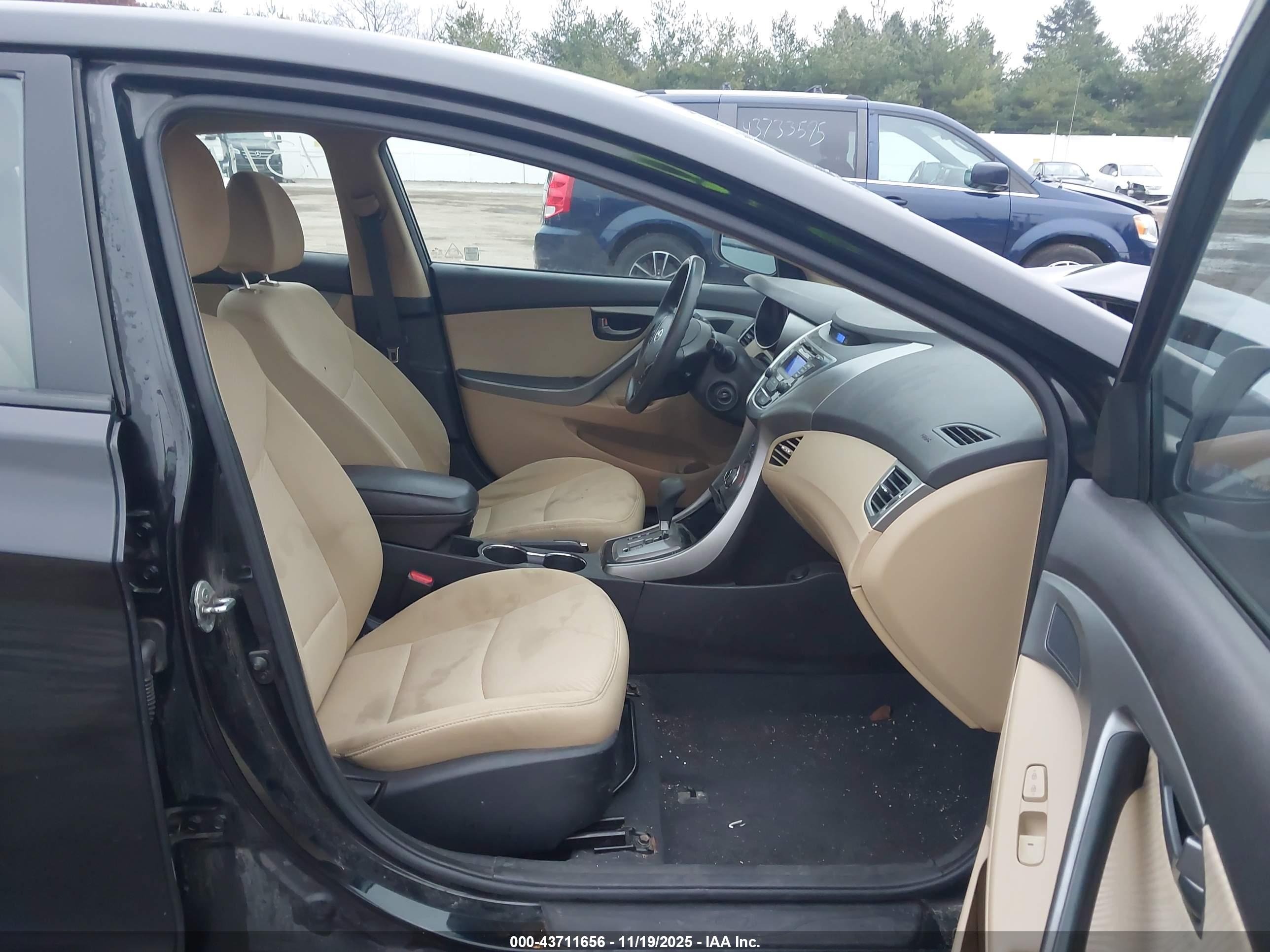 HYUNDAI ELANTRA image 5