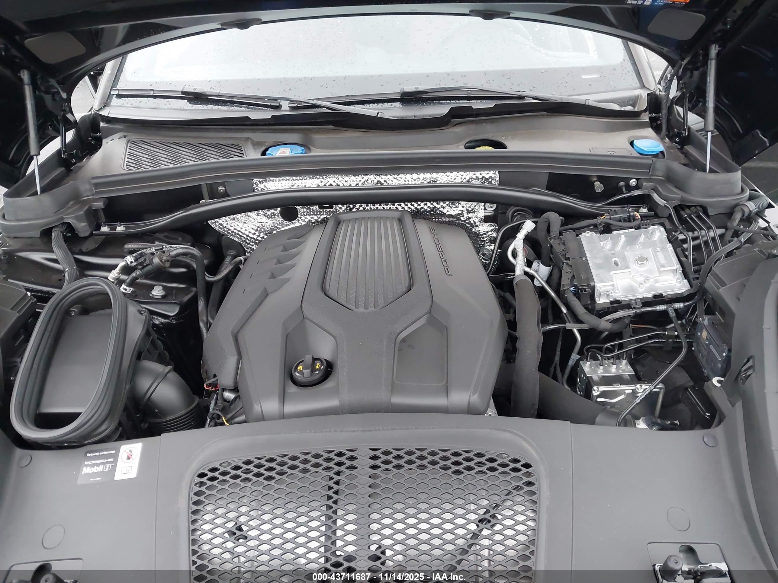 PORSCHE MACAN image 10