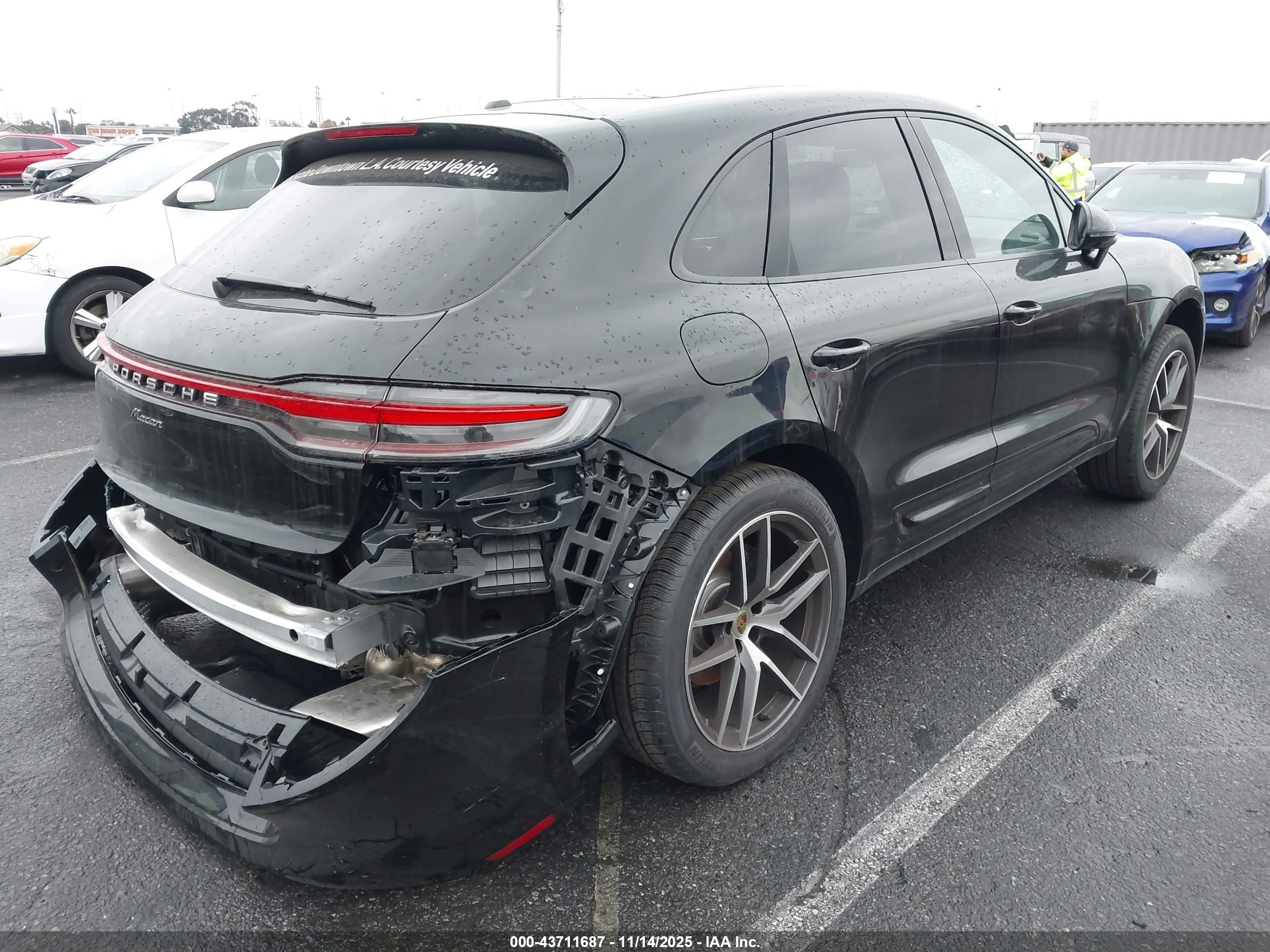 PORSCHE MACAN image 4