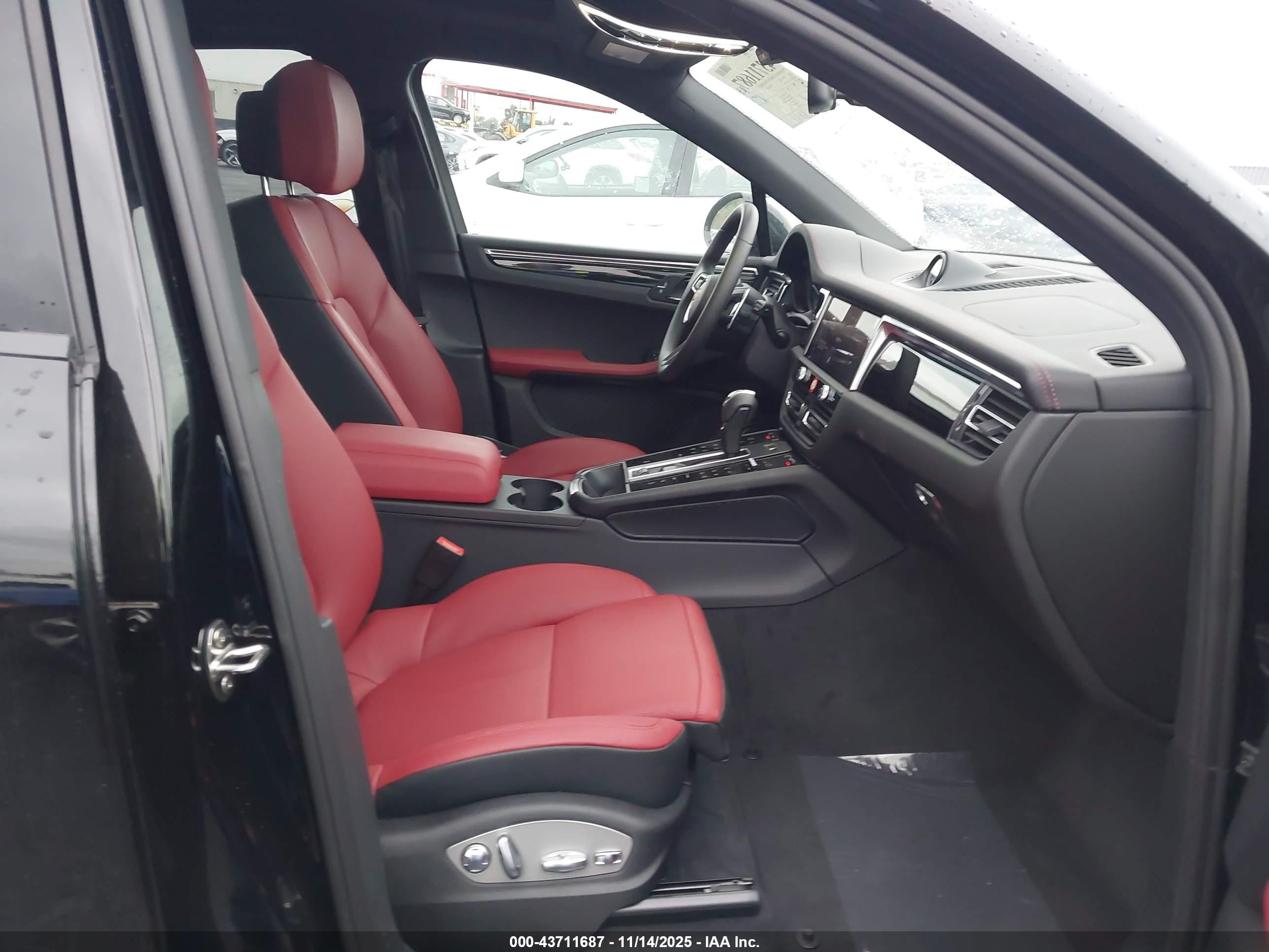 PORSCHE MACAN image 5