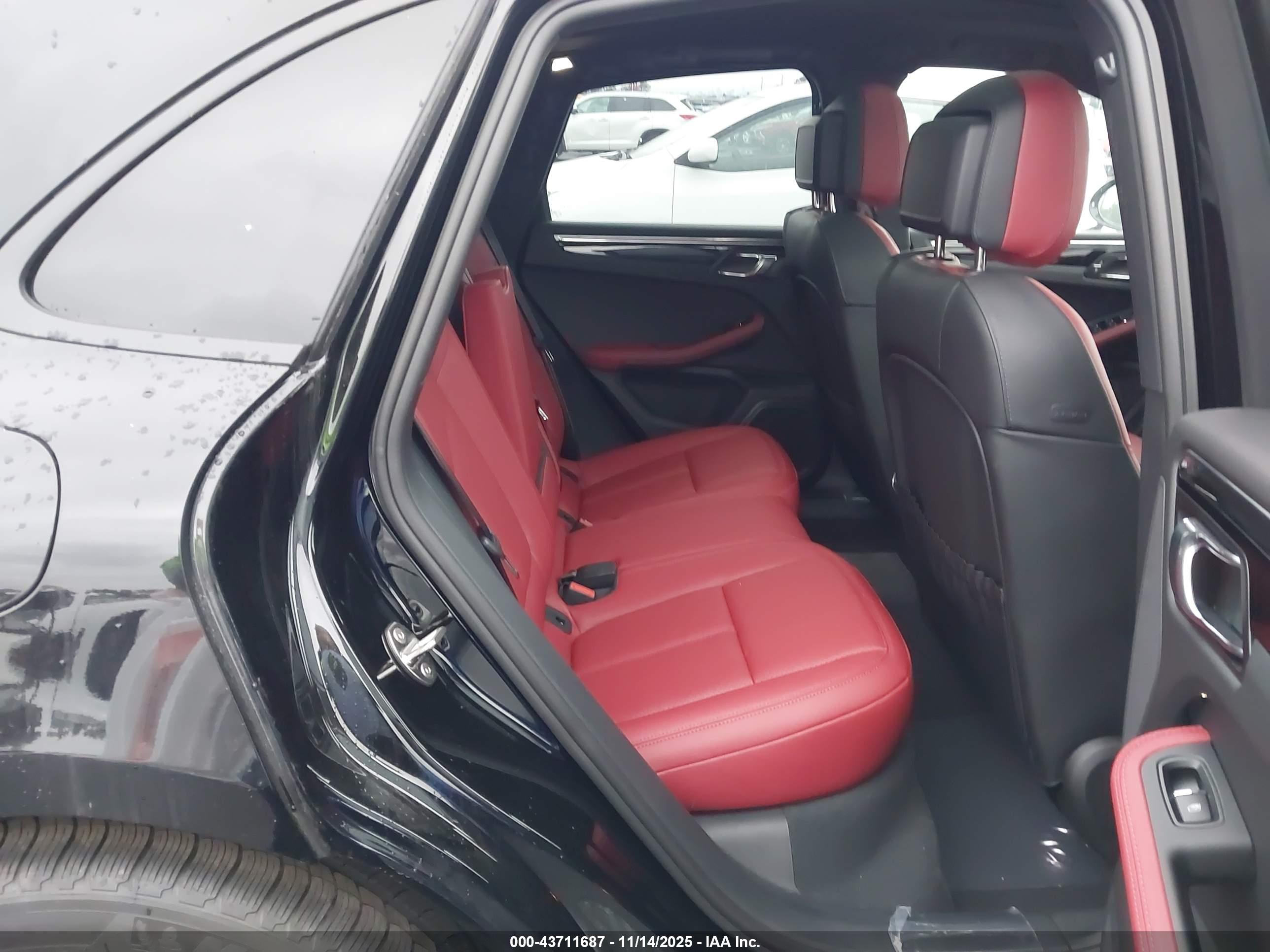 PORSCHE MACAN image 8