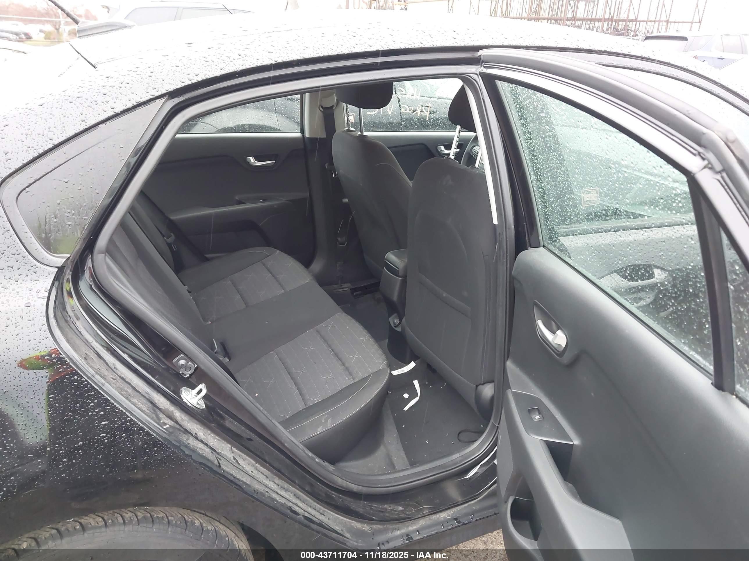 KIA RIO image 8