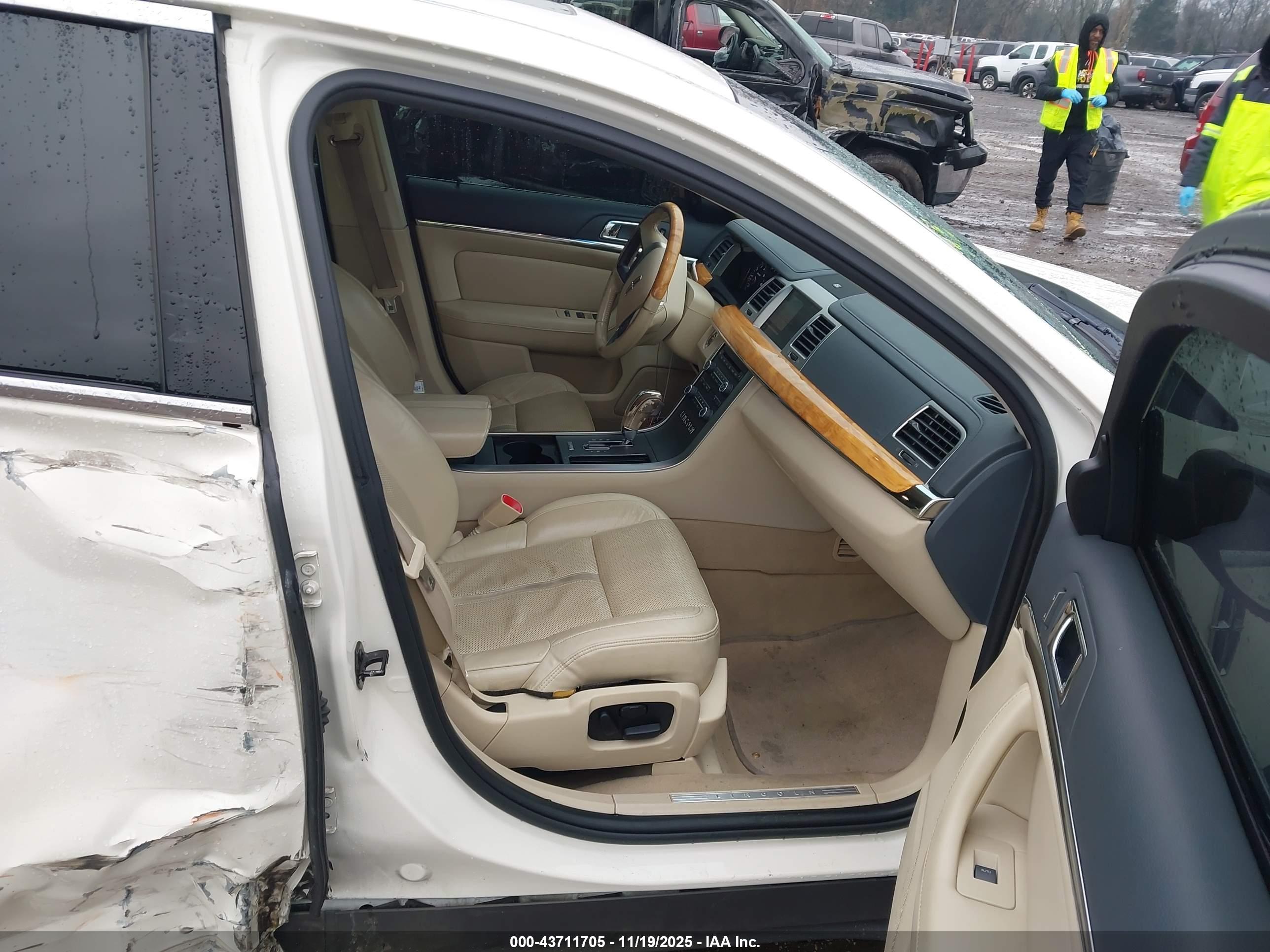 LINCOLN MKS image 5