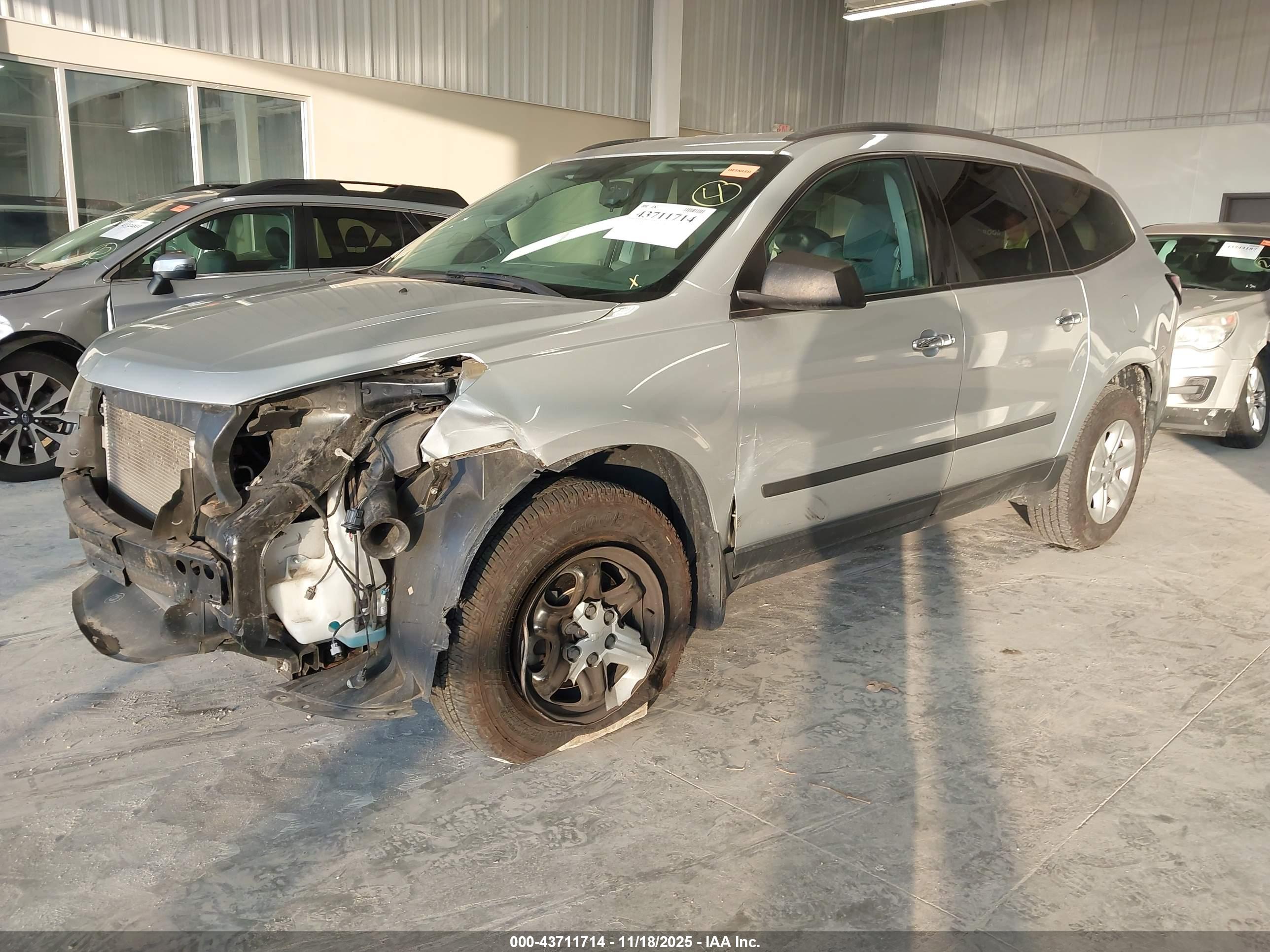 CHEVROLET TRAVERSE image 2
