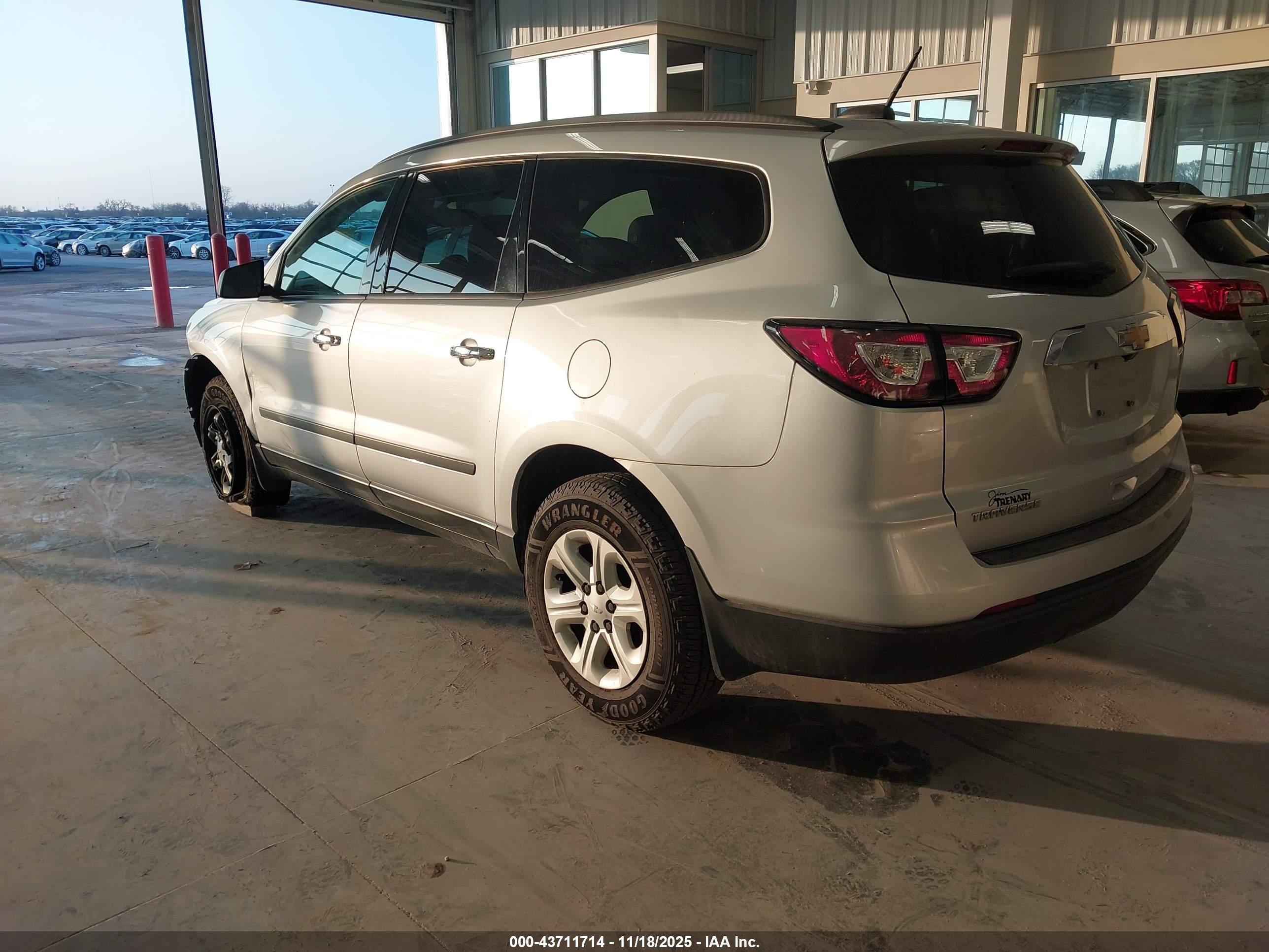 CHEVROLET TRAVERSE image 3