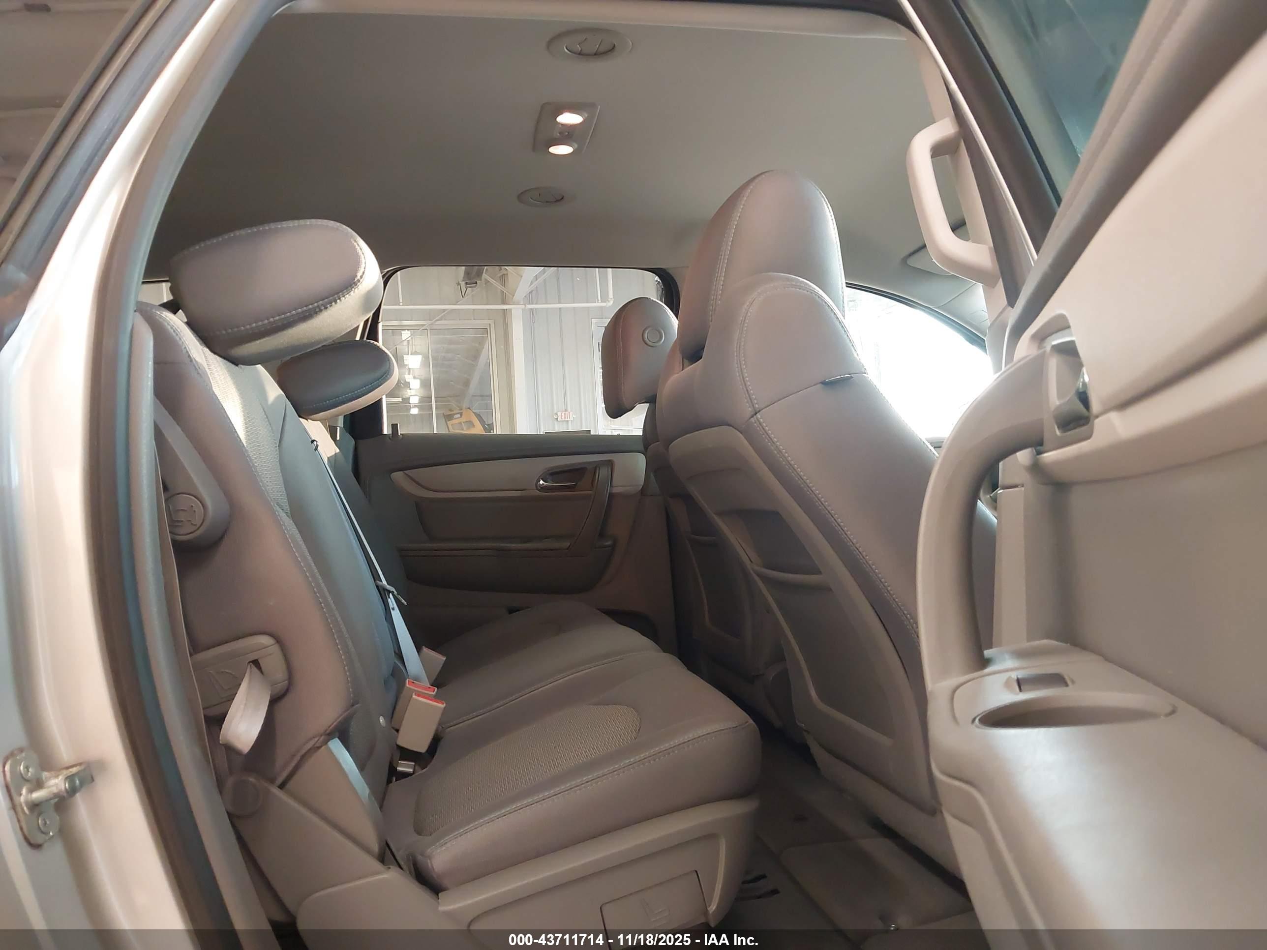 CHEVROLET TRAVERSE image 8