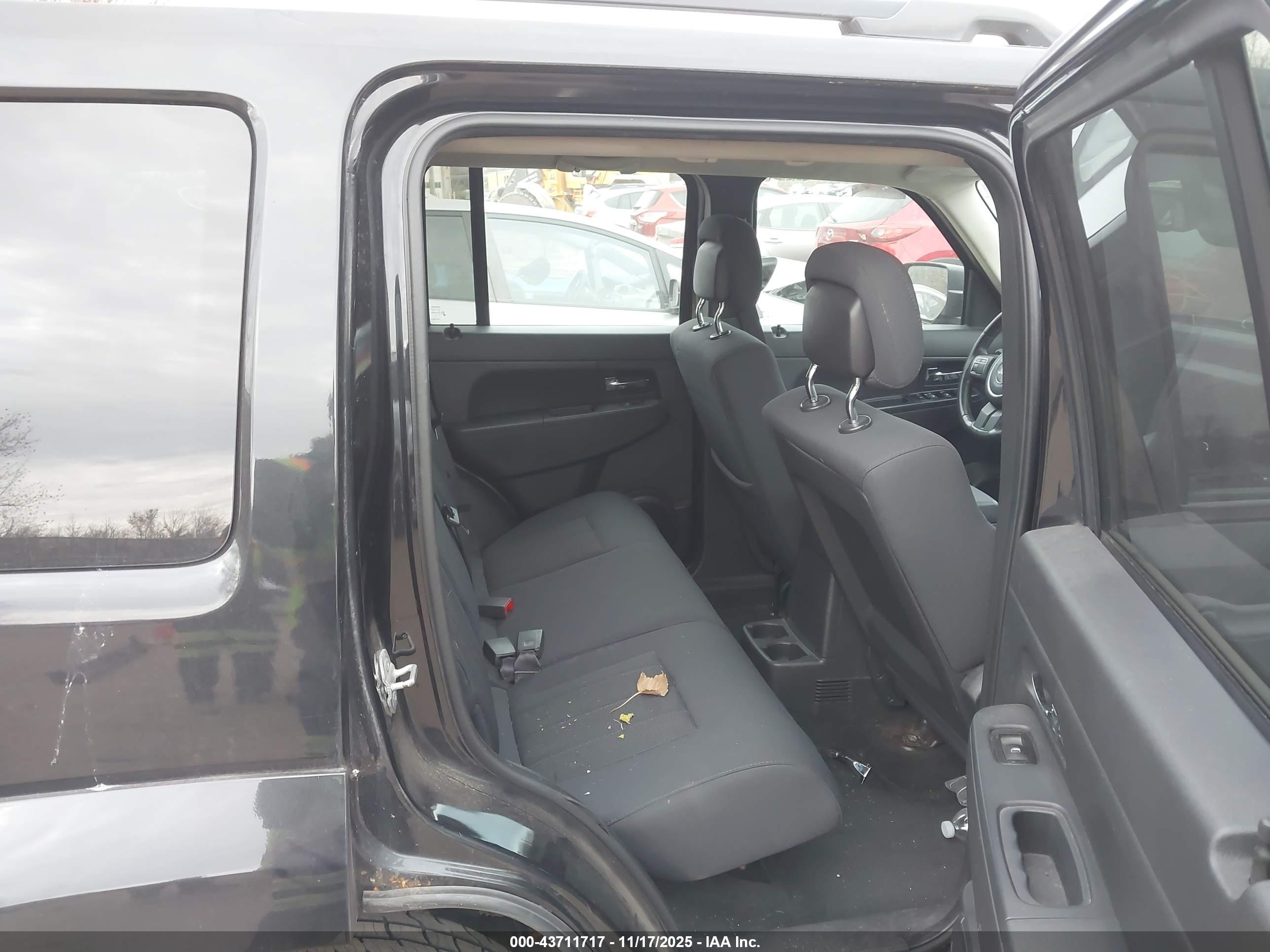 JEEP LIBERTY image 8