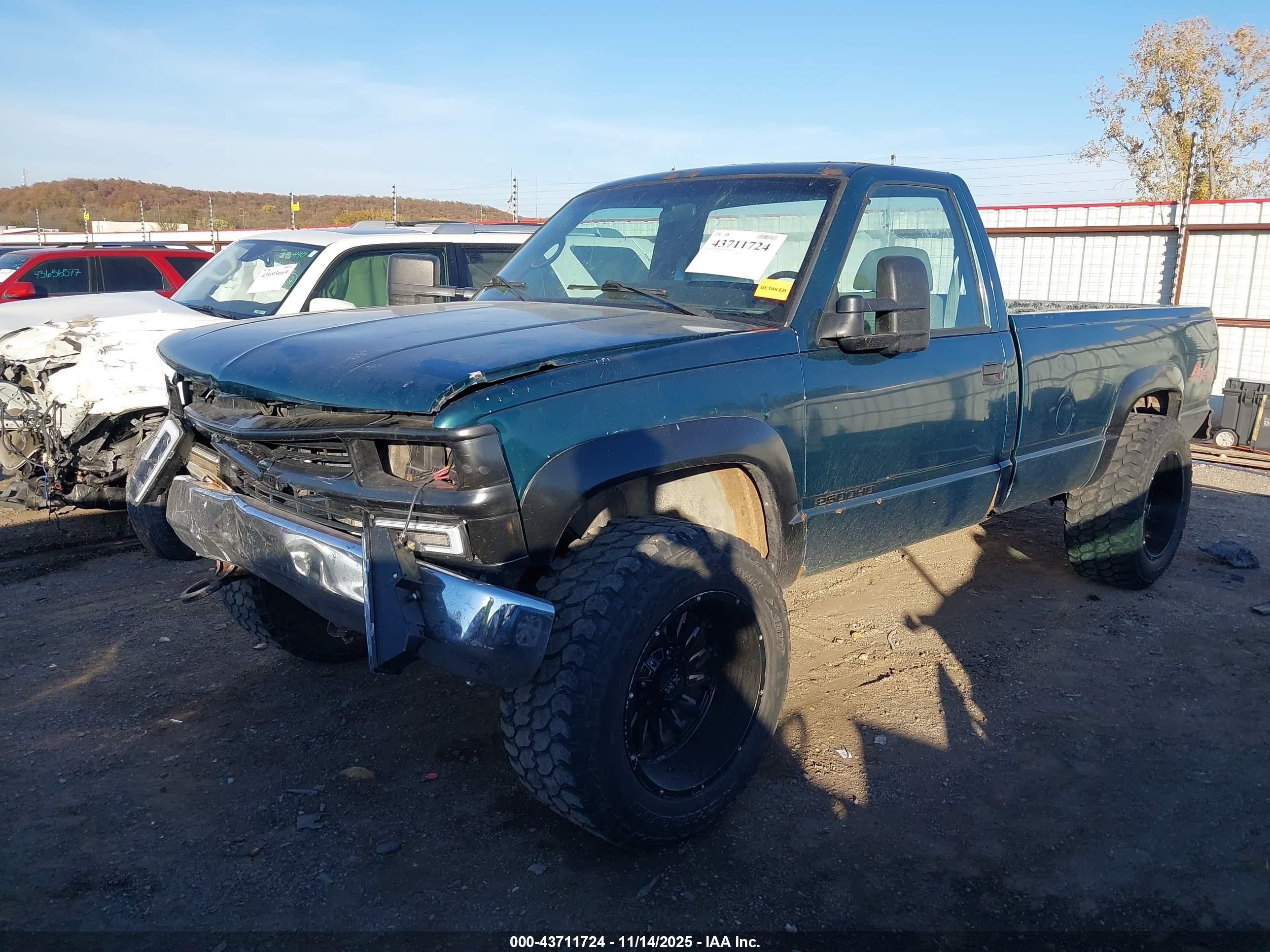 CHEVROLET GMT-400 image 2