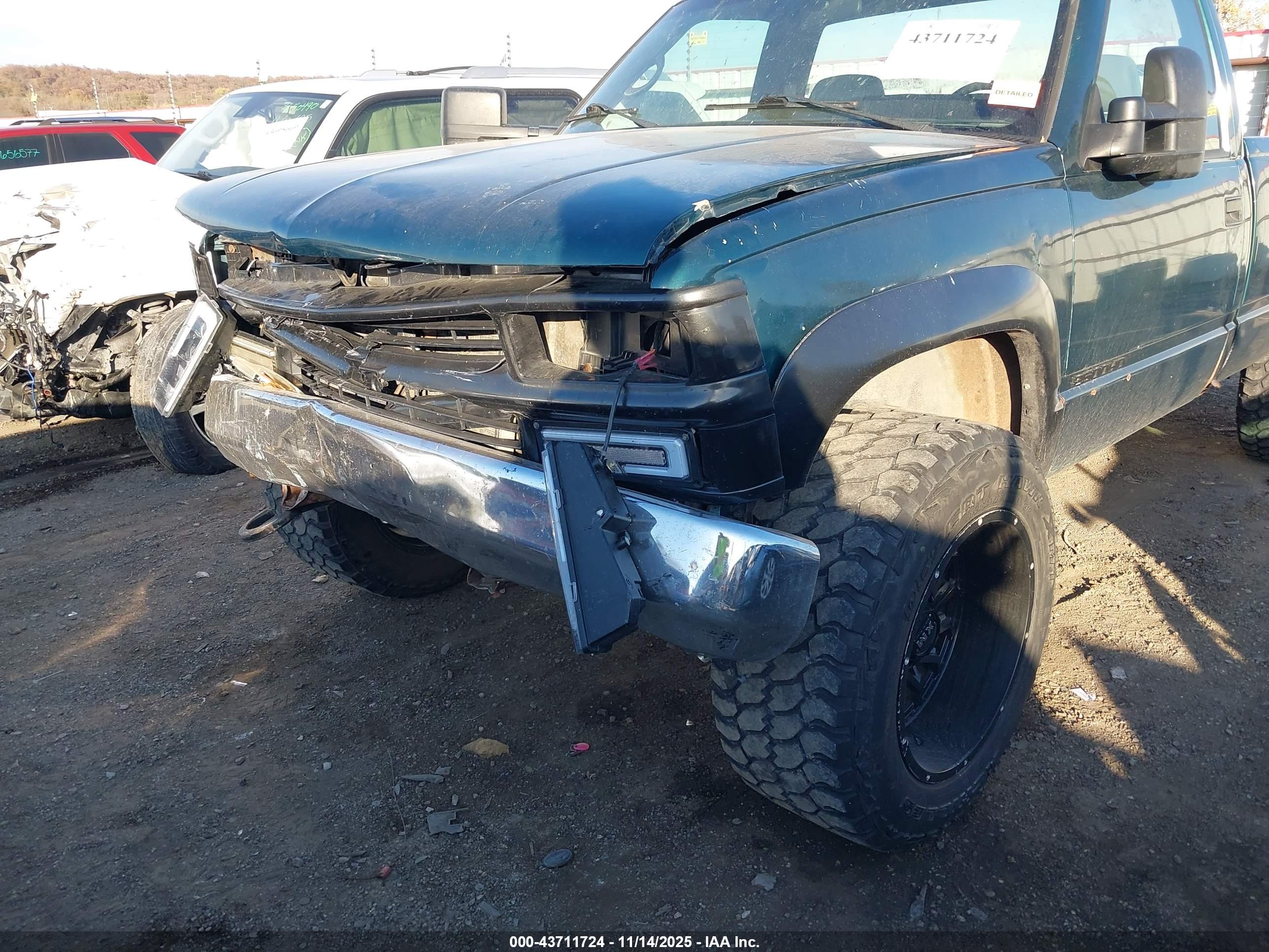 CHEVROLET GMT-400 image 6