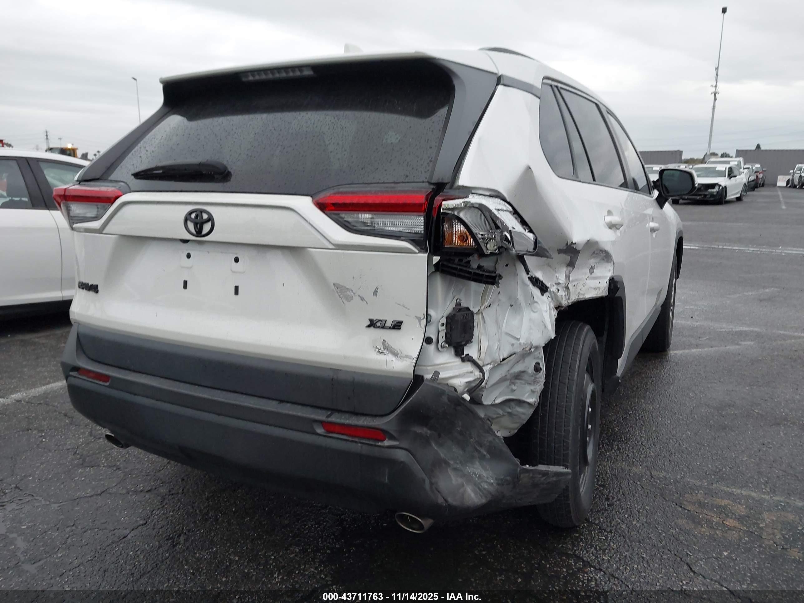 TOYOTA RAV4 image 4