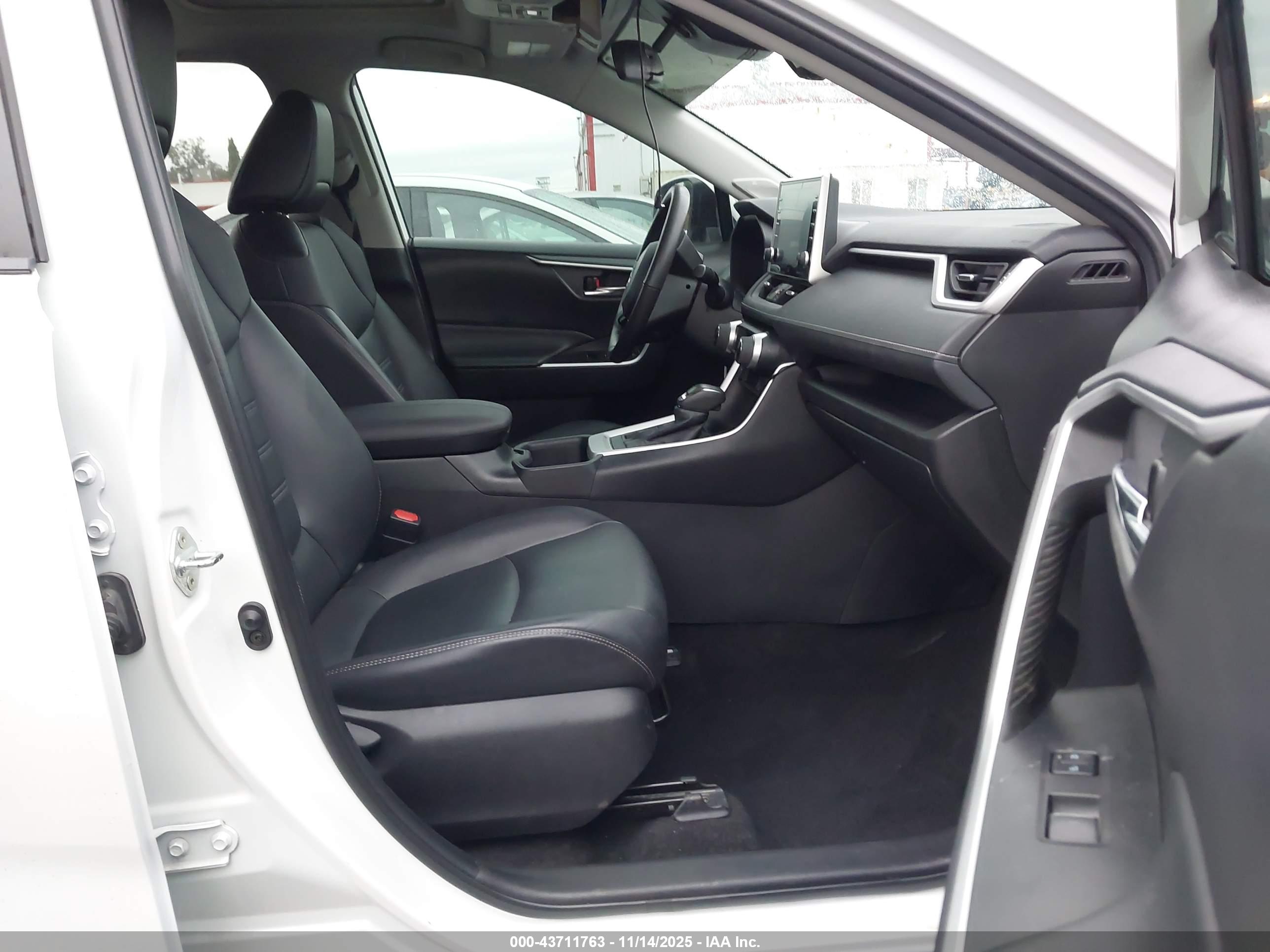 TOYOTA RAV4 image 5