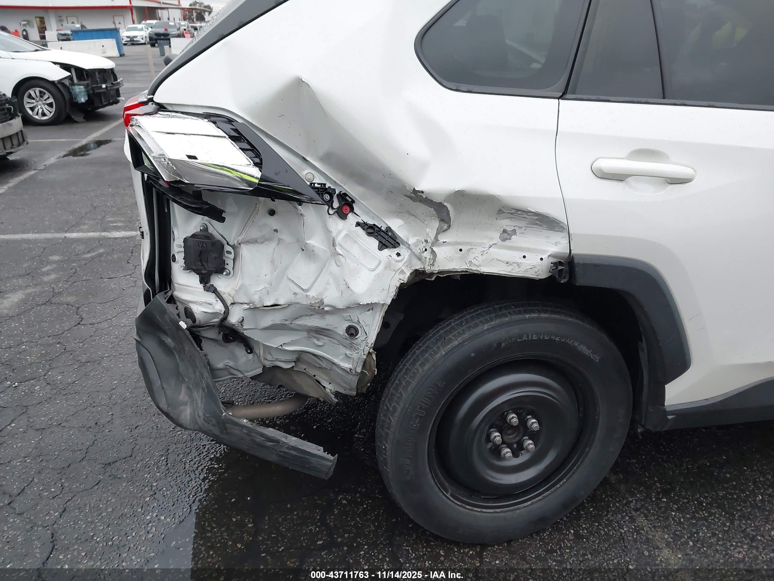 TOYOTA RAV4 image 6
