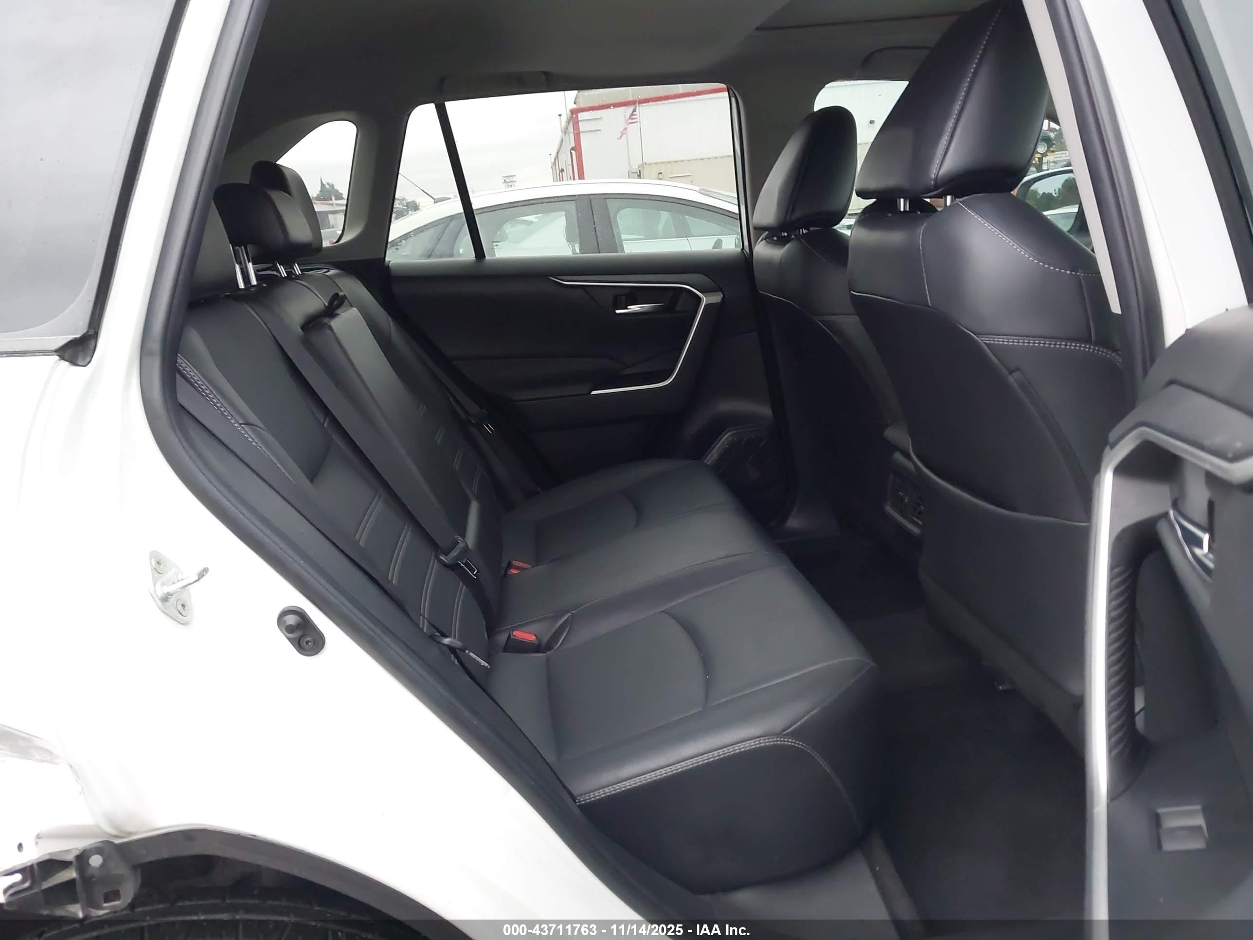 TOYOTA RAV4 image 8