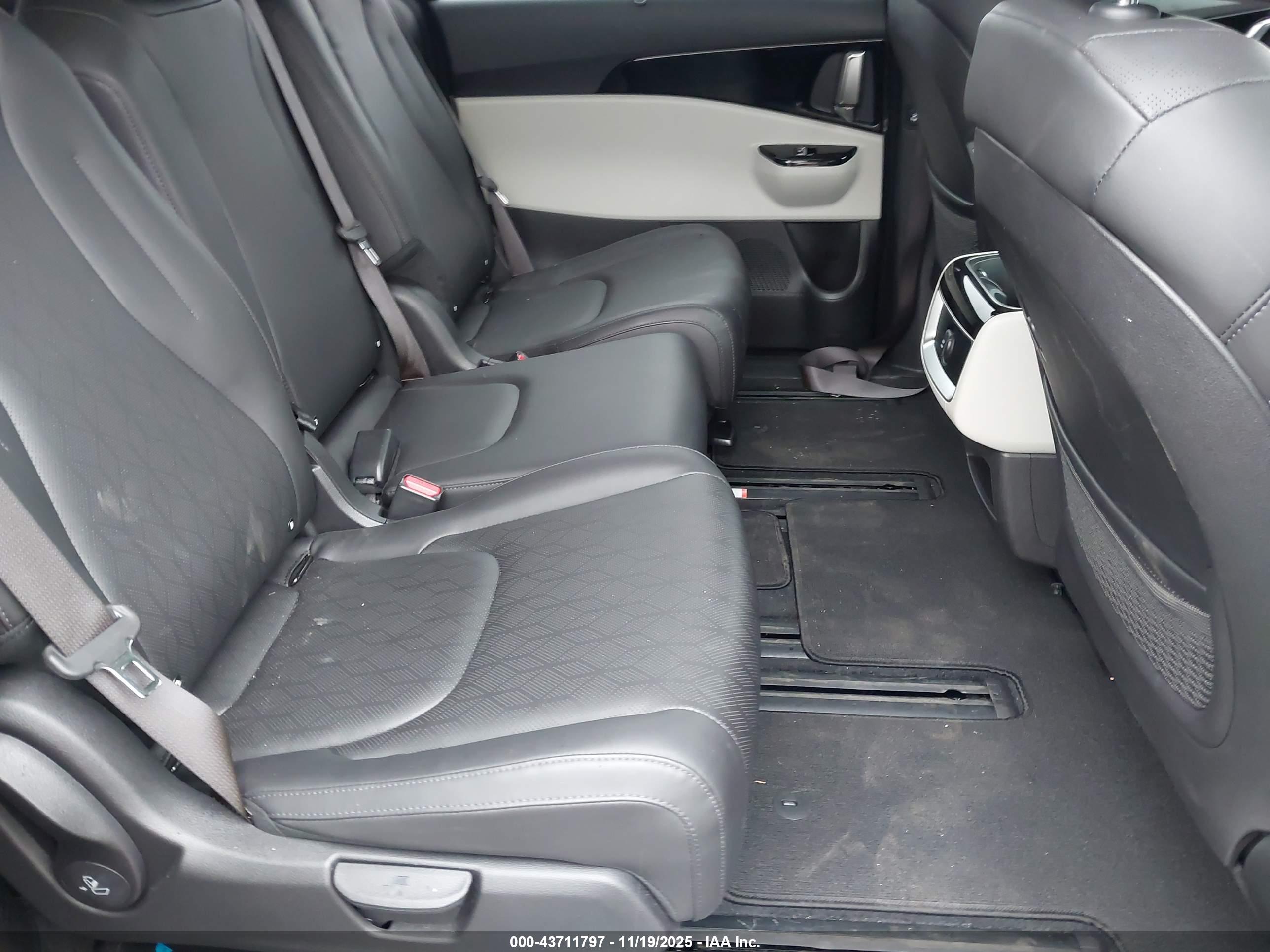 KIA CARNIVAL image 8