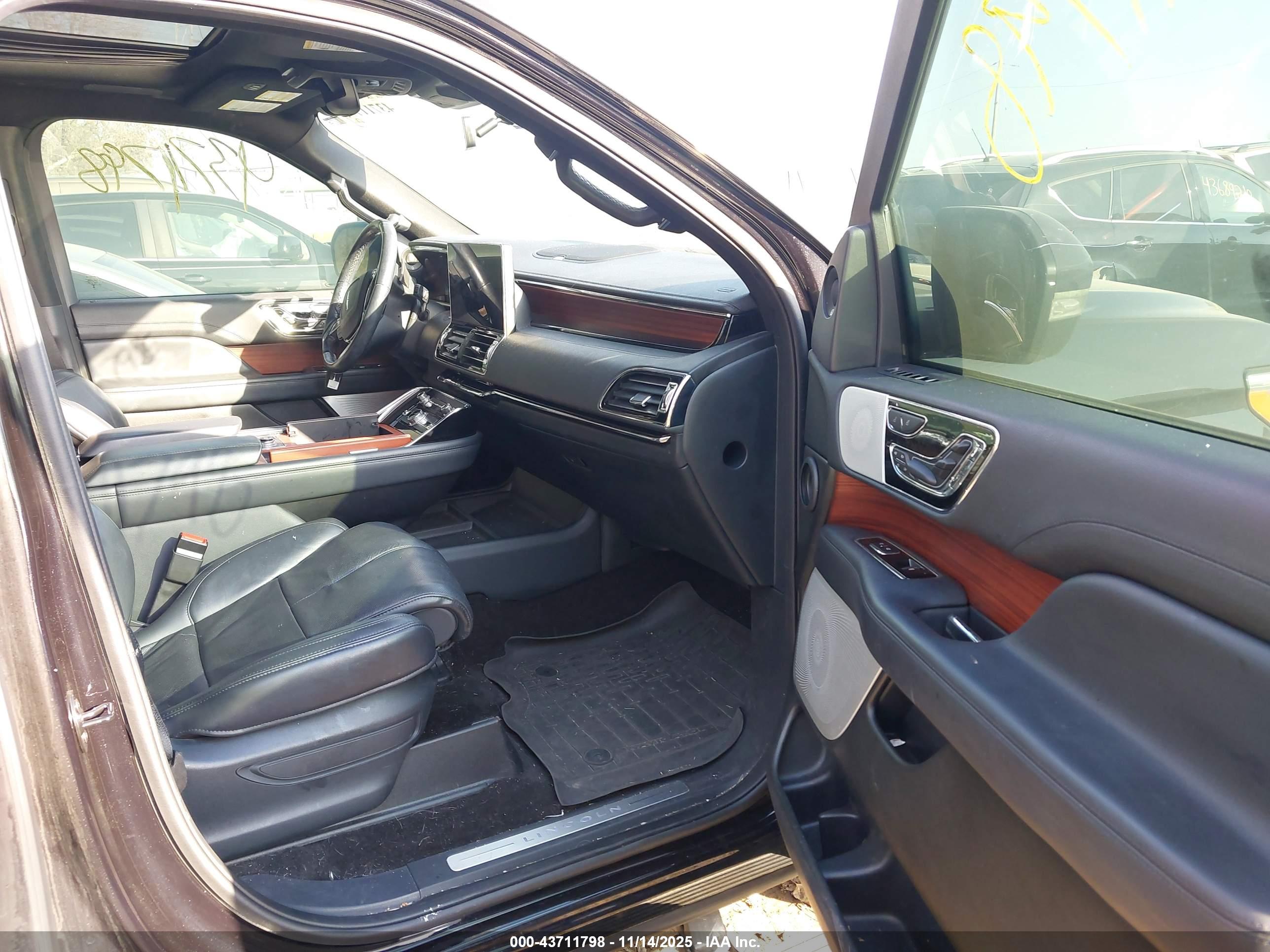 LINCOLN NAVIGATOR image 5