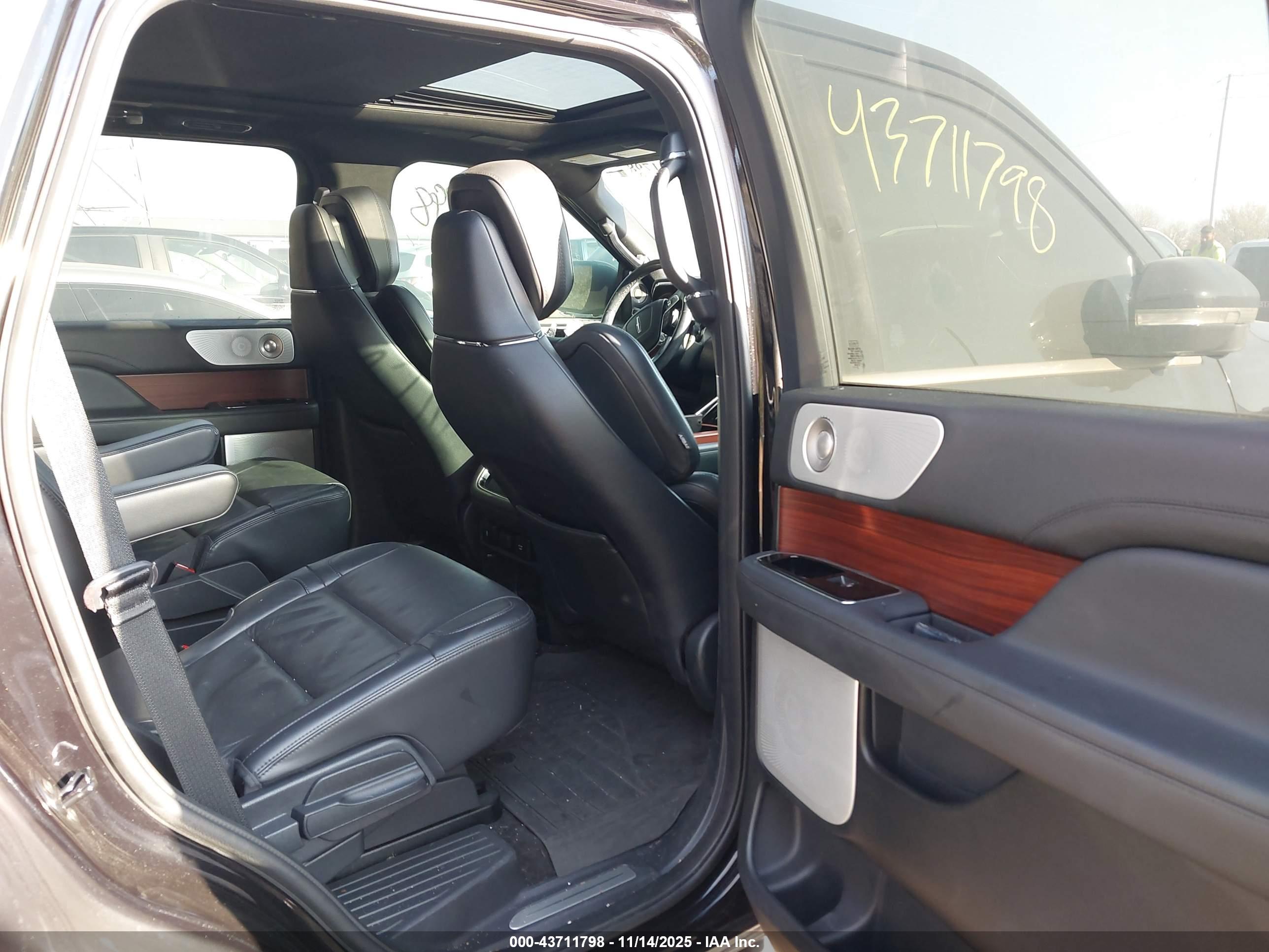 LINCOLN NAVIGATOR image 8