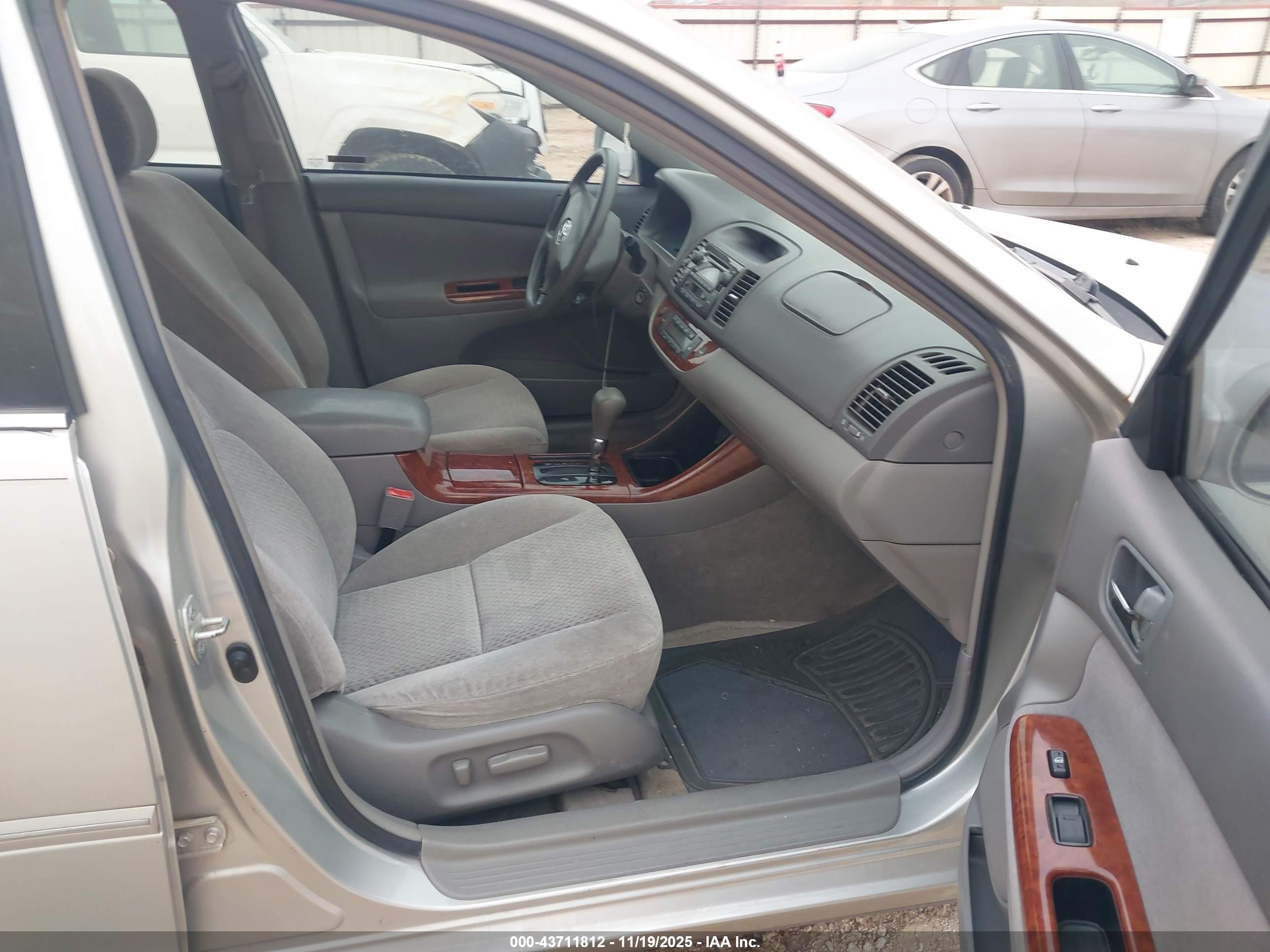 TOYOTA CAMRY image 5