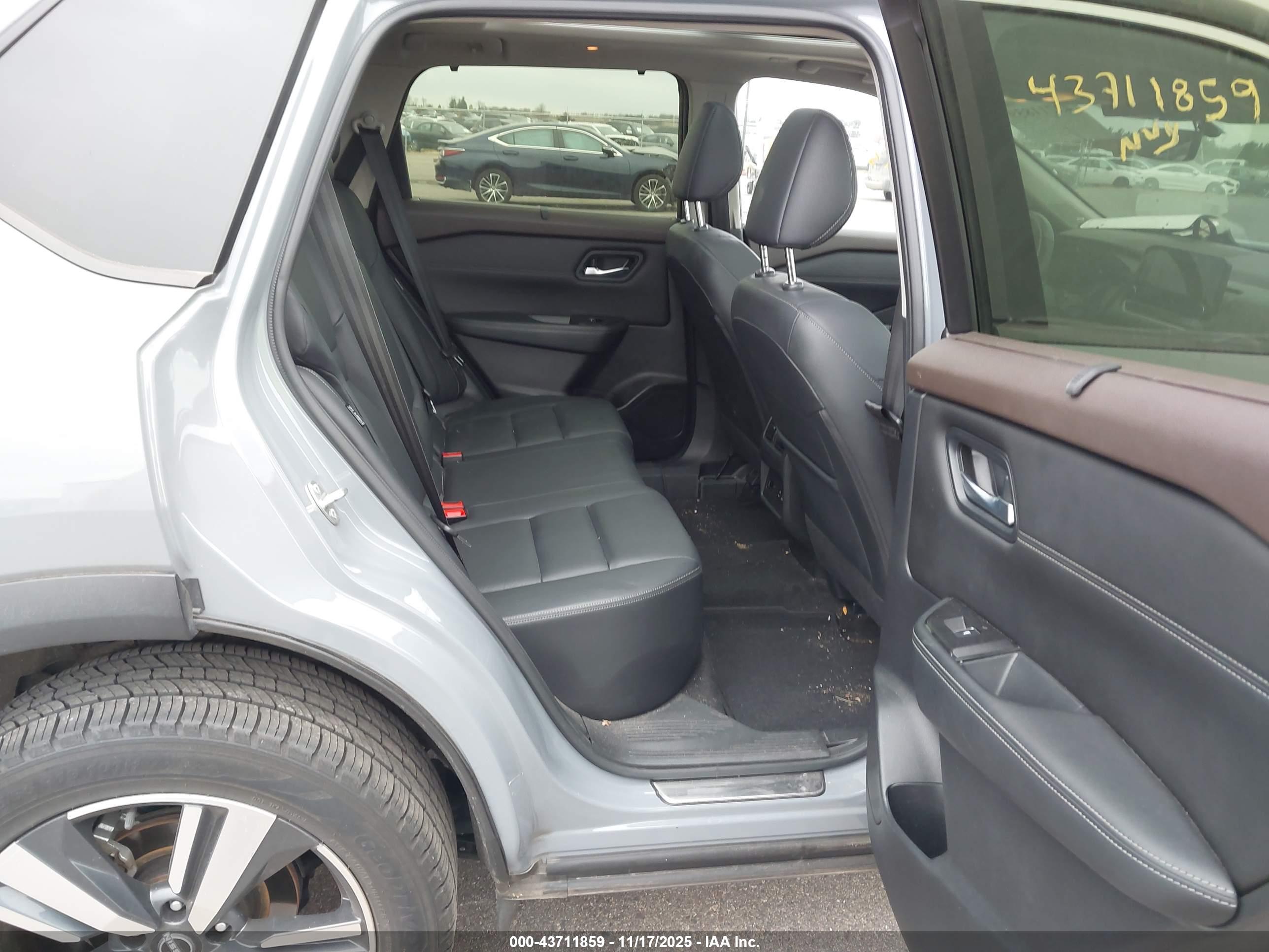 NISSAN ROGUE image 8