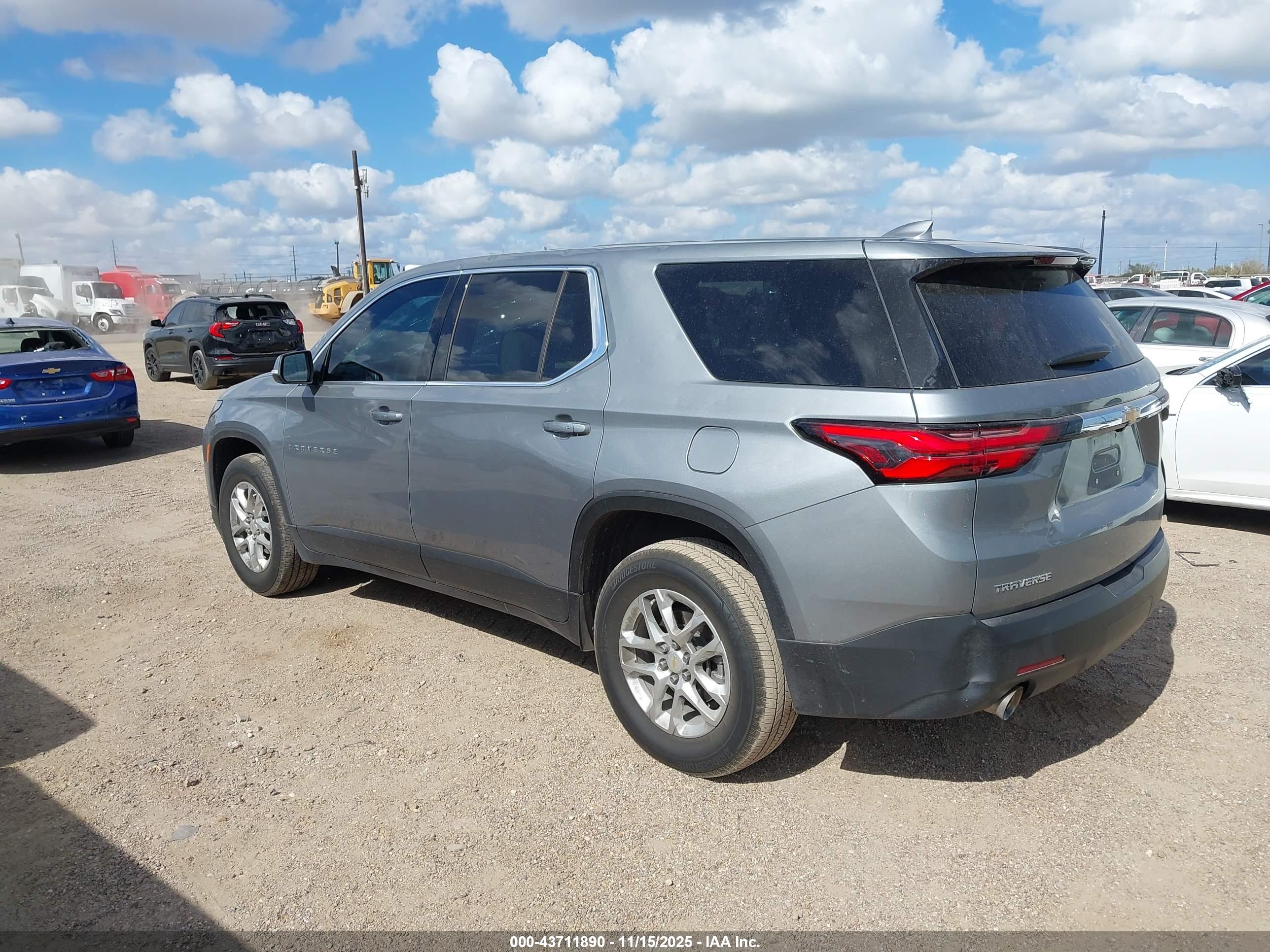 CHEVROLET TRAVERSE image 3