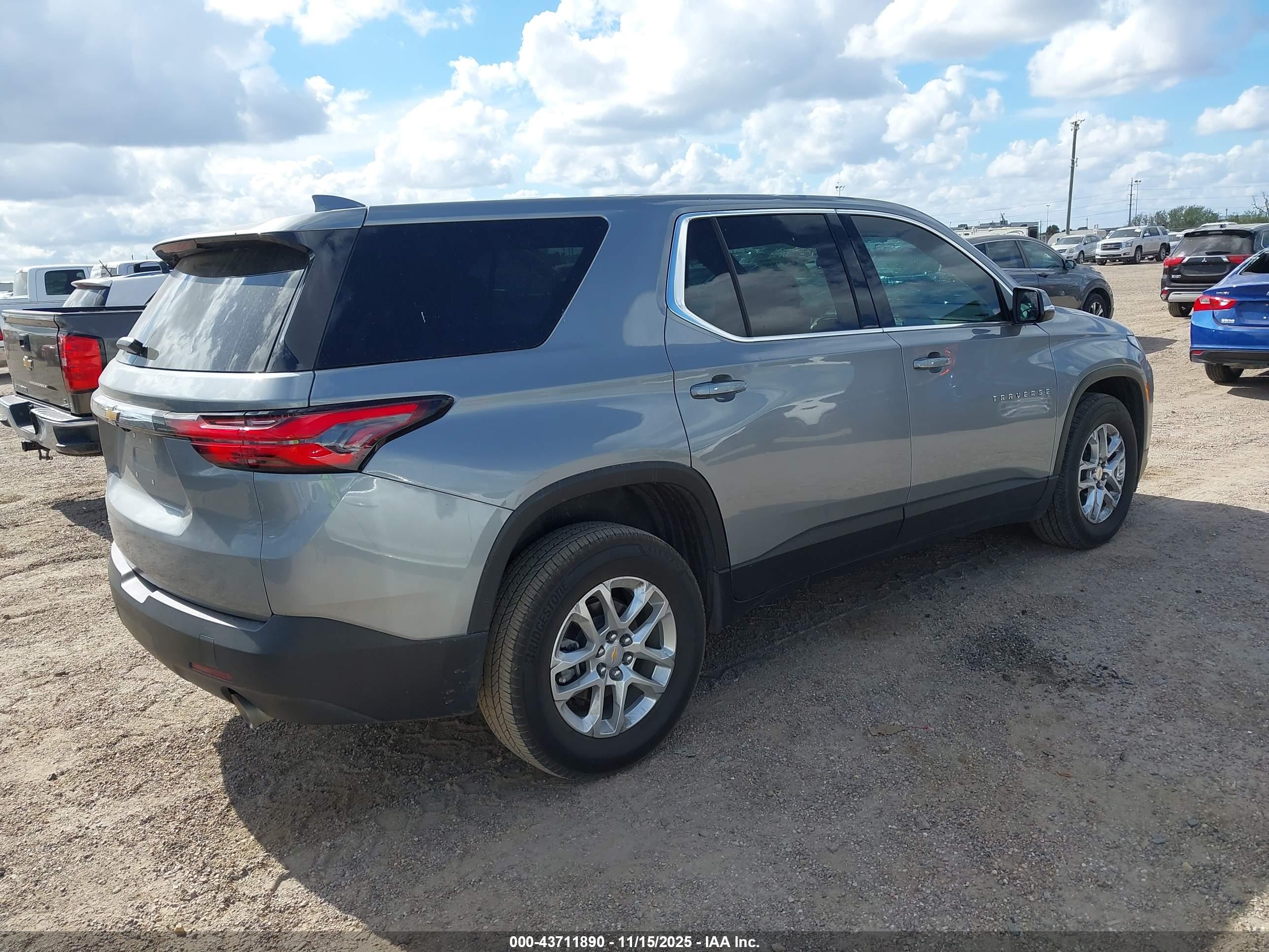 CHEVROLET TRAVERSE image 4