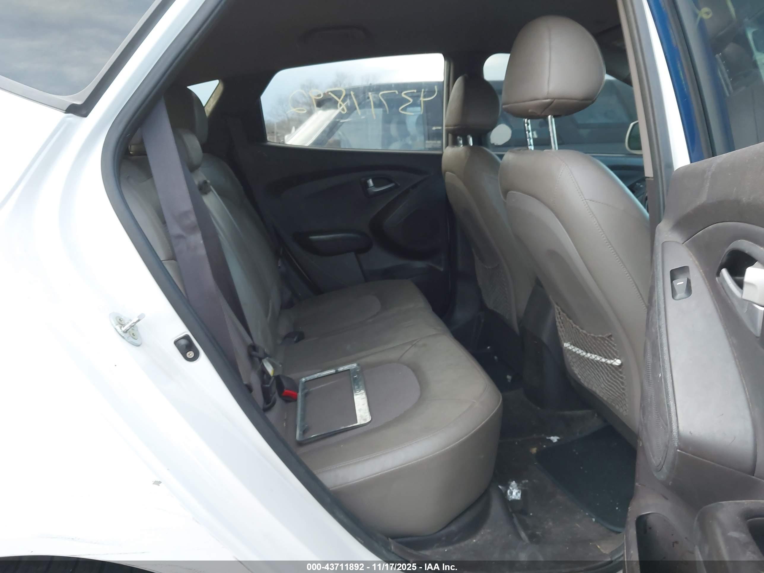 HYUNDAI TUCSON image 8