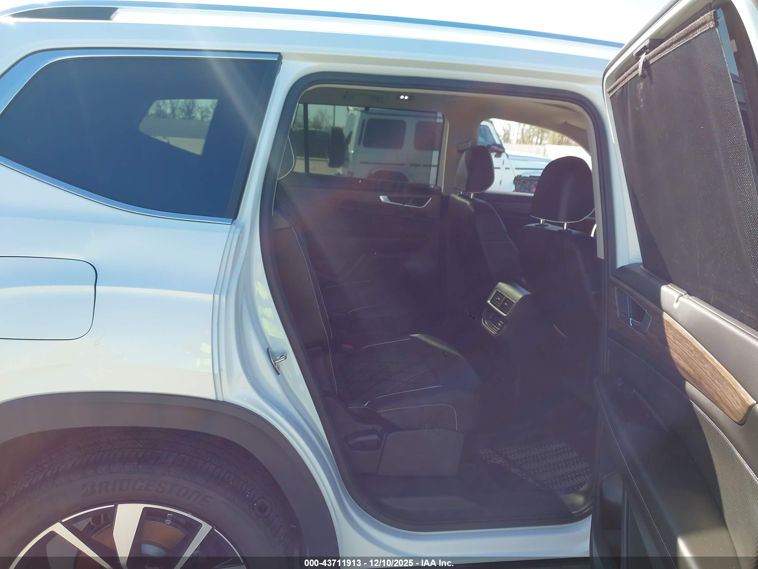 VOLKSWAGEN ATLAS image 8