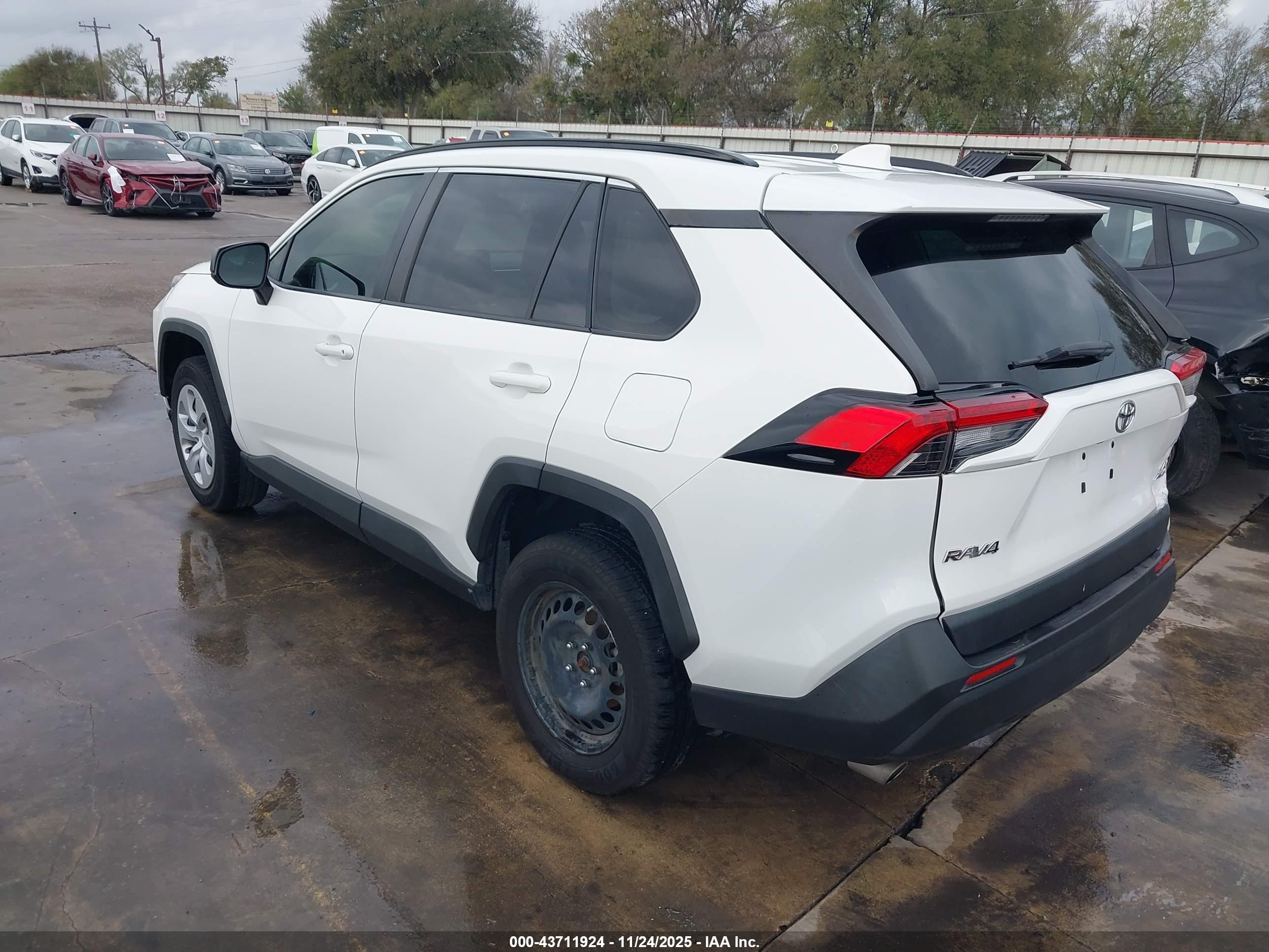 TOYOTA RAV4 image 3