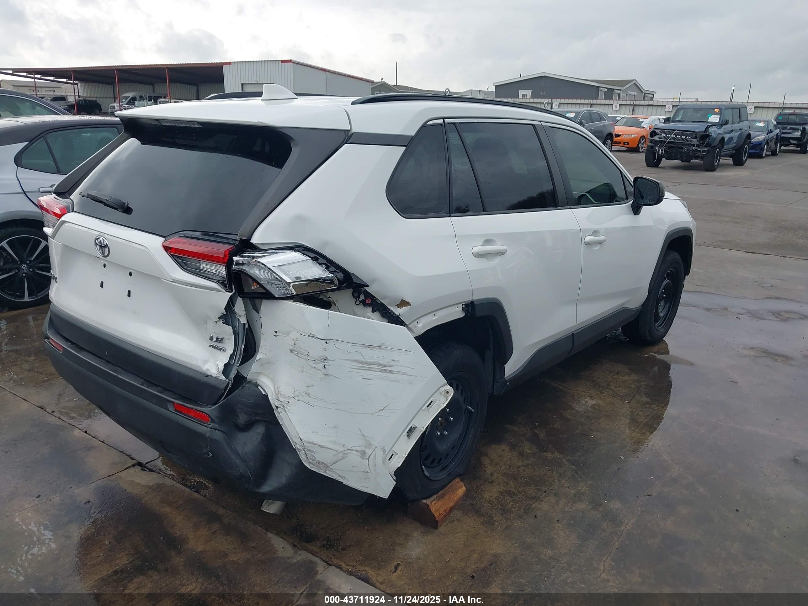 TOYOTA RAV4 image 4