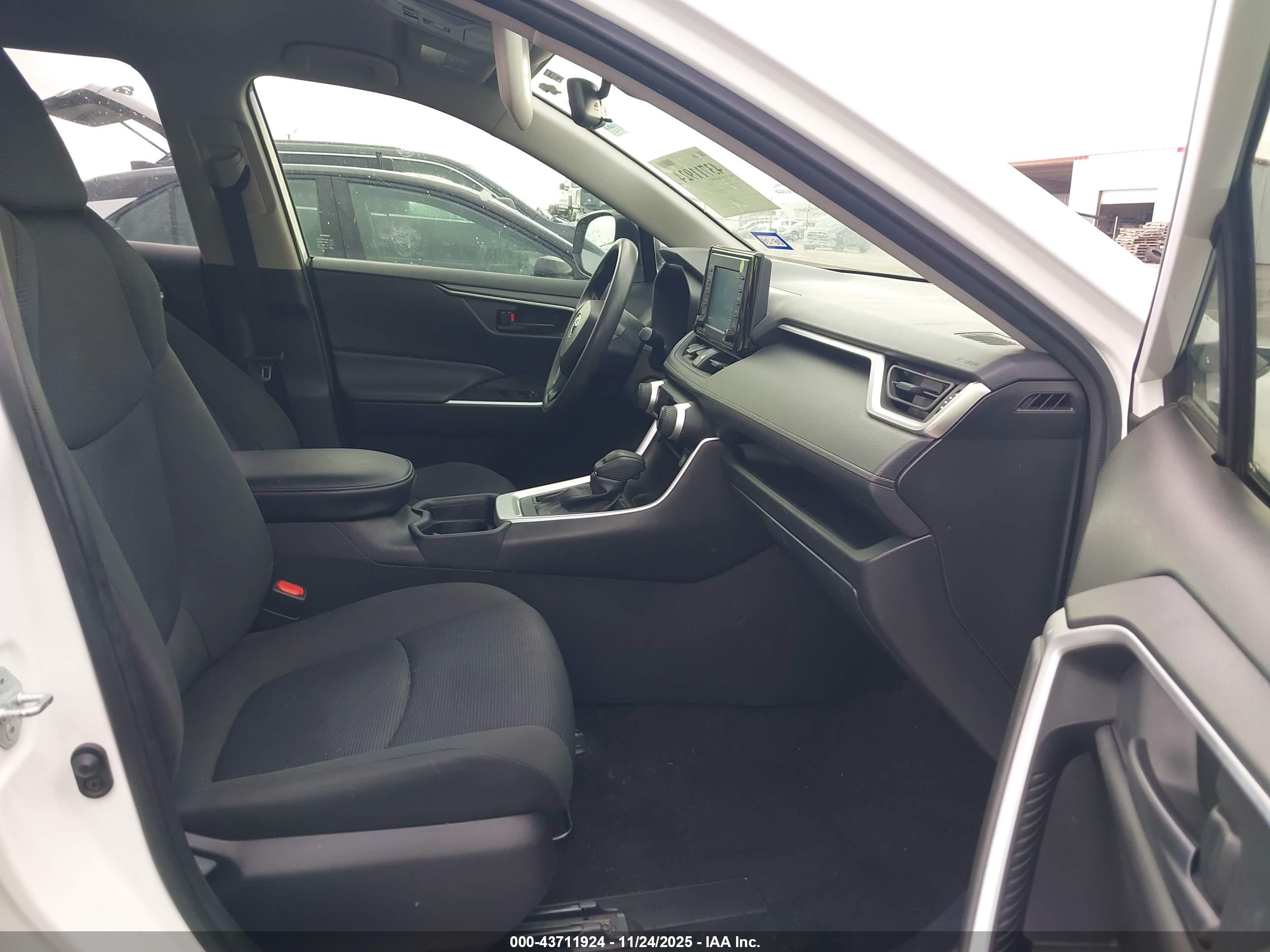 TOYOTA RAV4 image 5