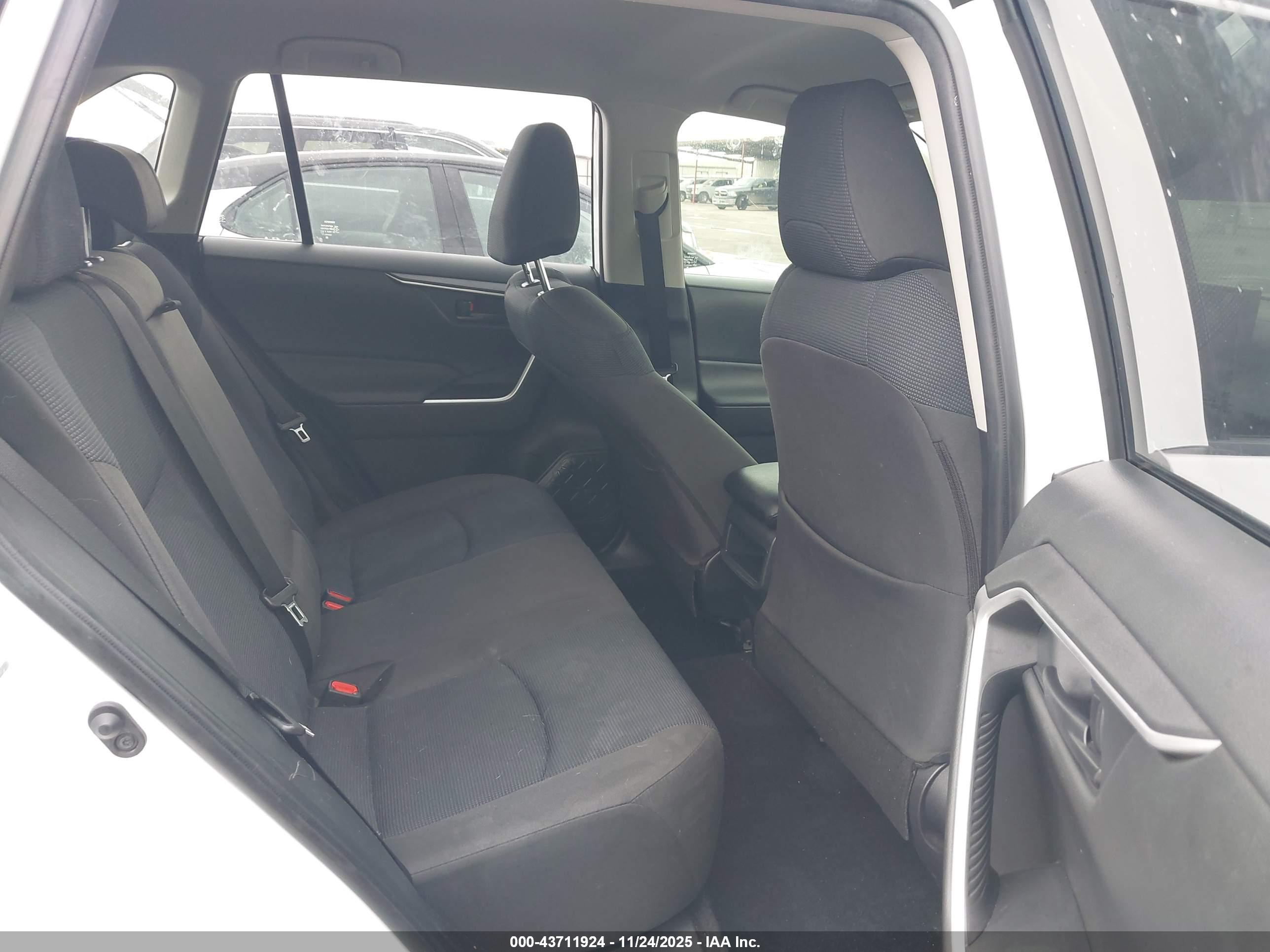 TOYOTA RAV4 image 8
