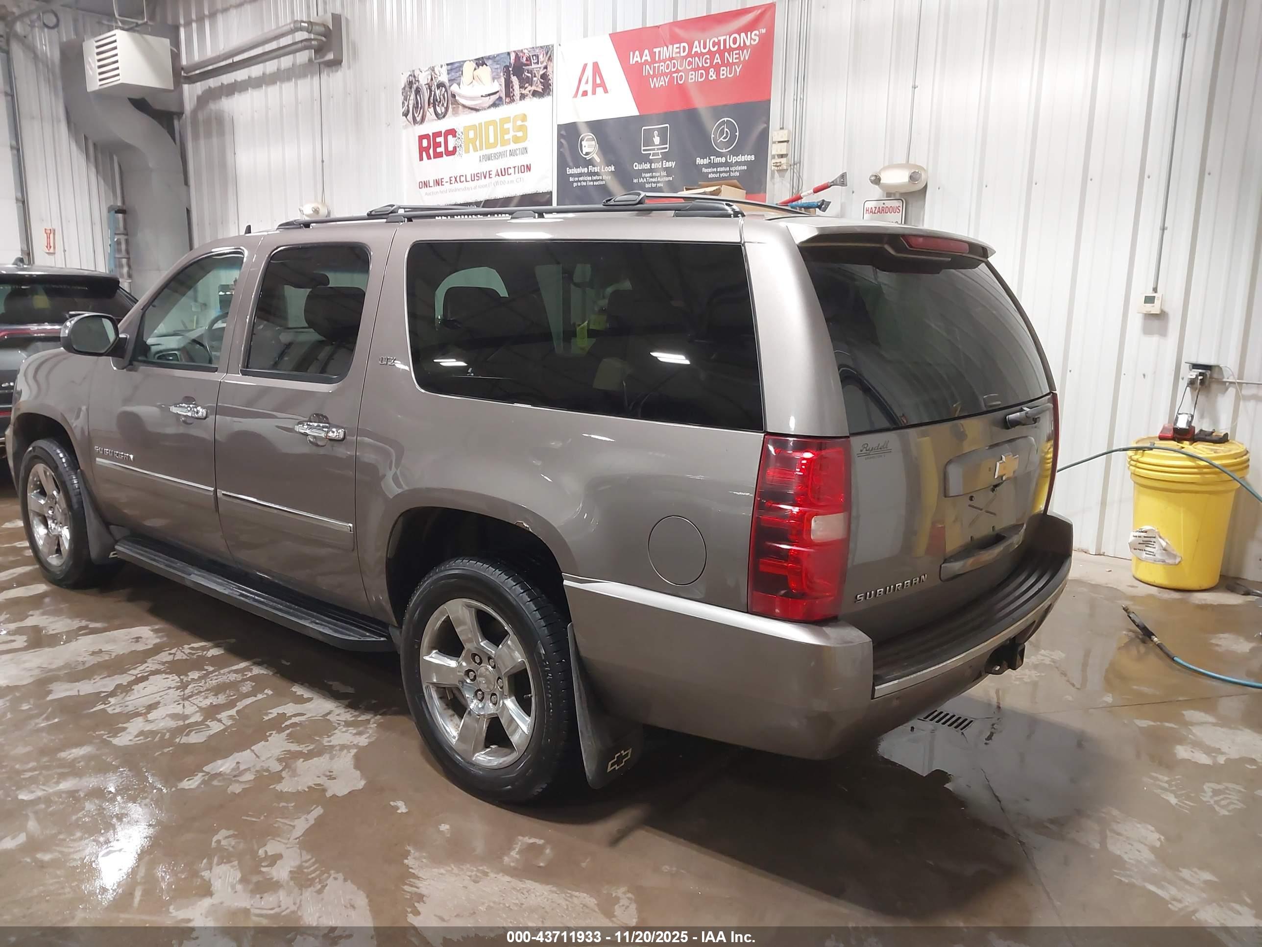 CHEVROLET SUBURBAN image 3