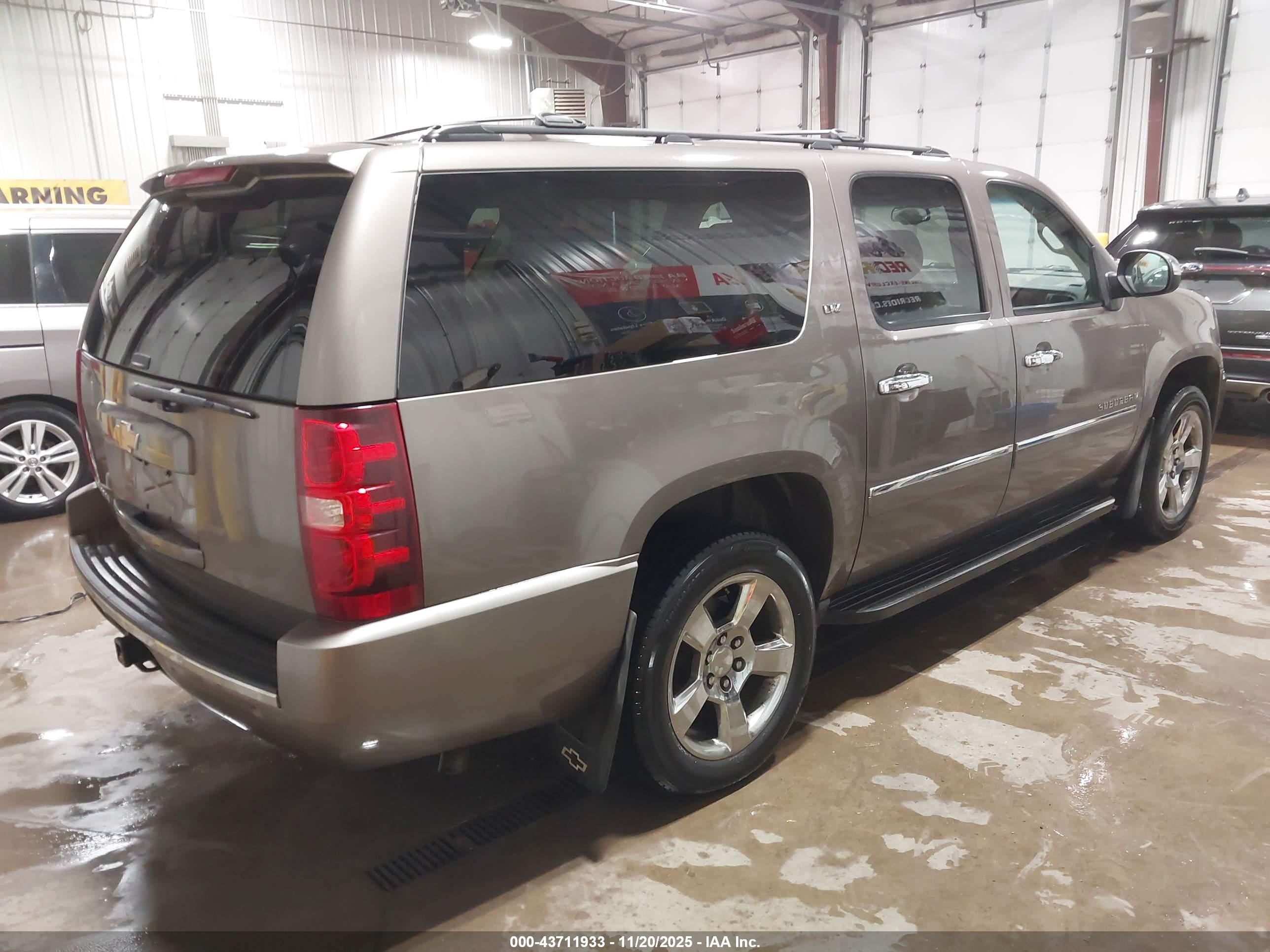 CHEVROLET SUBURBAN image 4