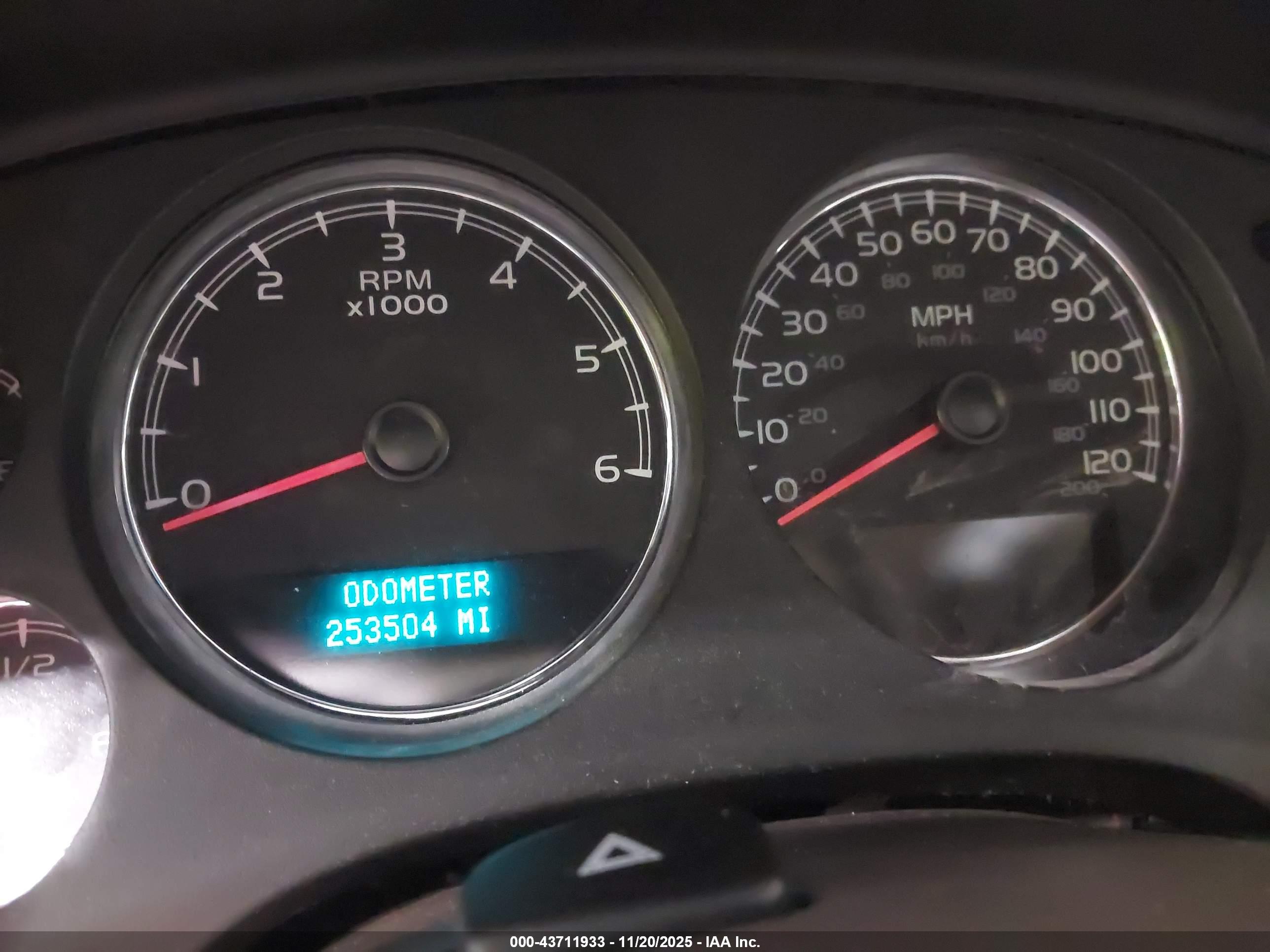 CHEVROLET SUBURBAN image 7