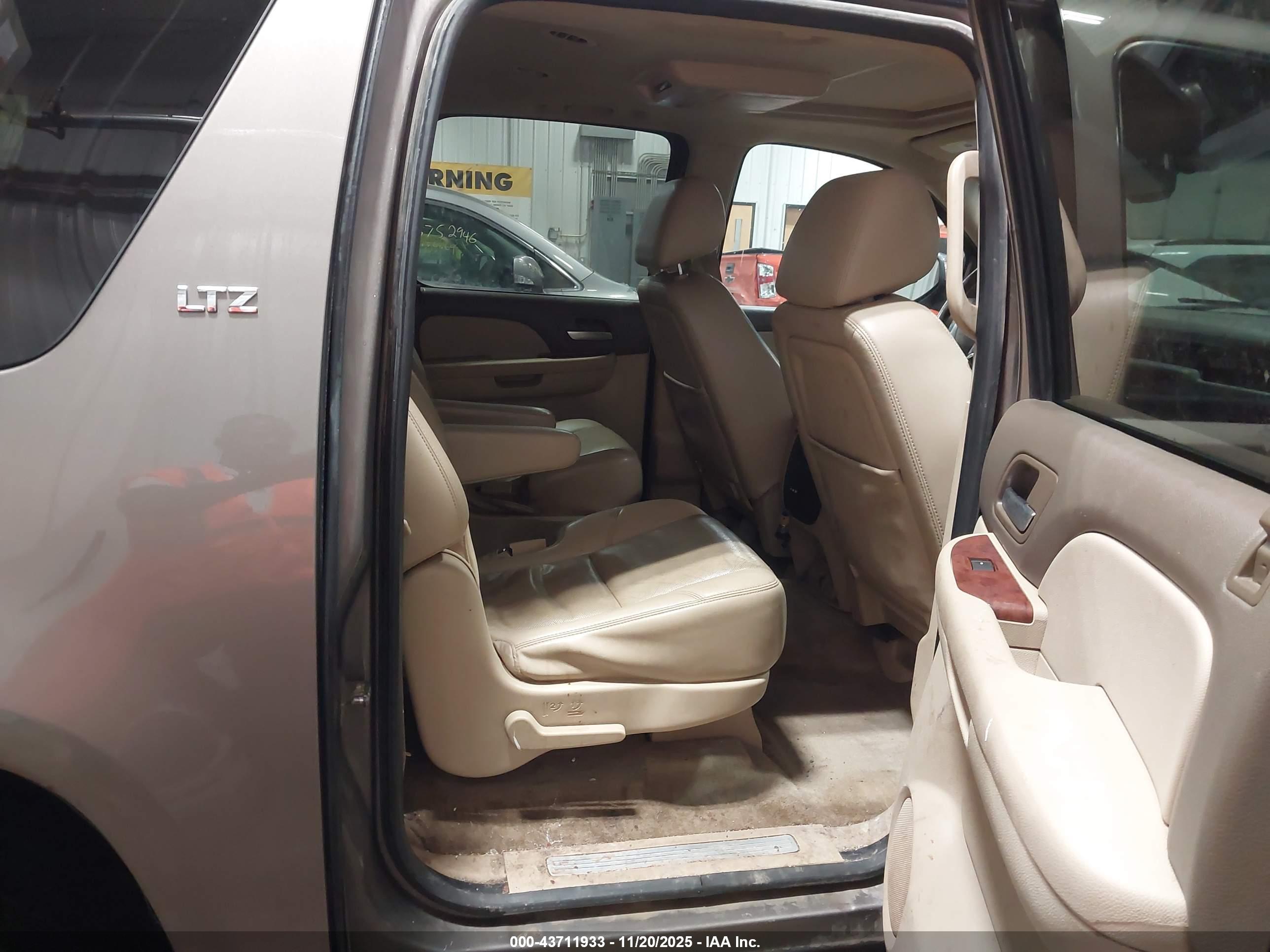 CHEVROLET SUBURBAN image 8