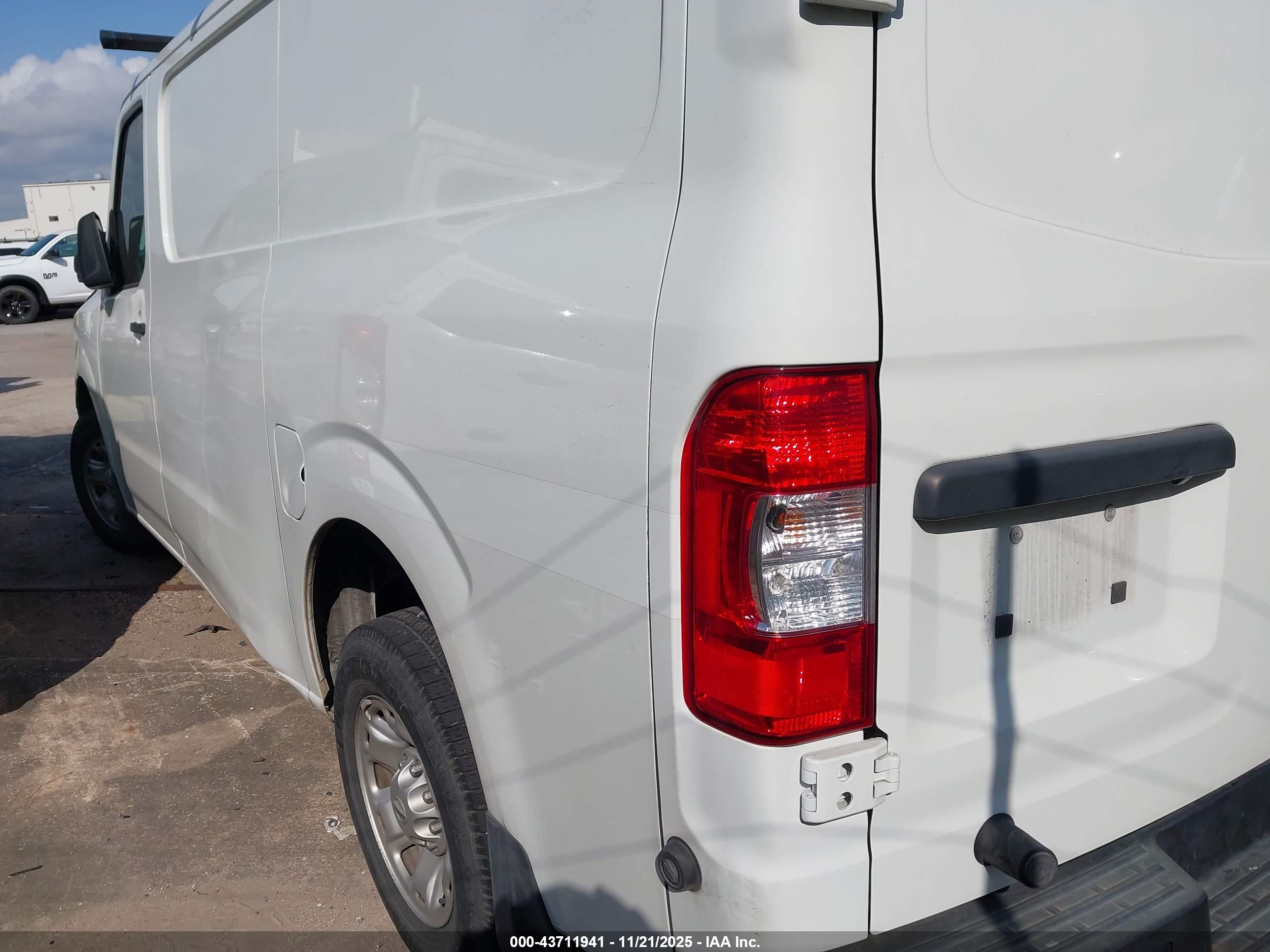 NISSAN NV image 3