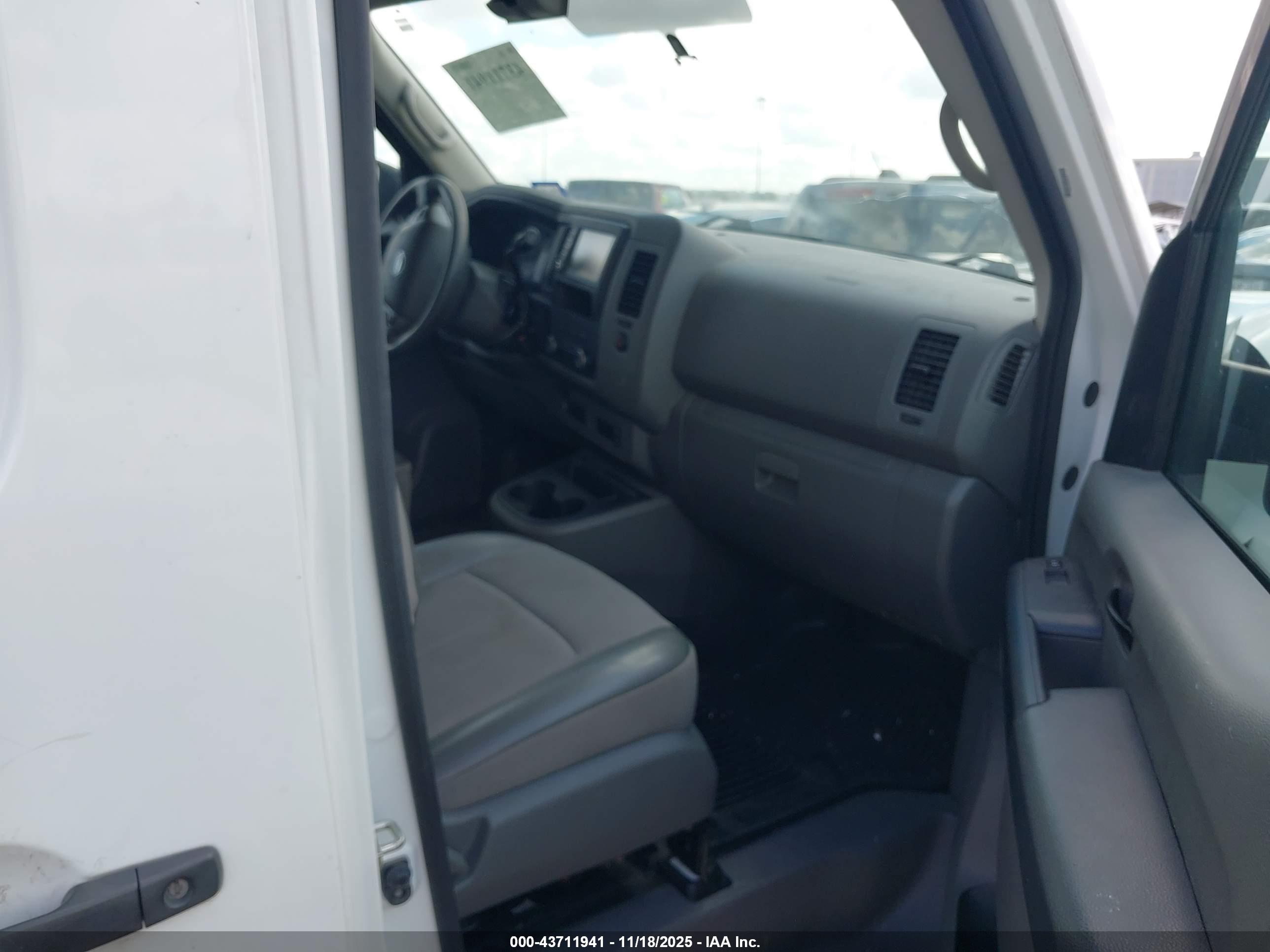 NISSAN NV image 5