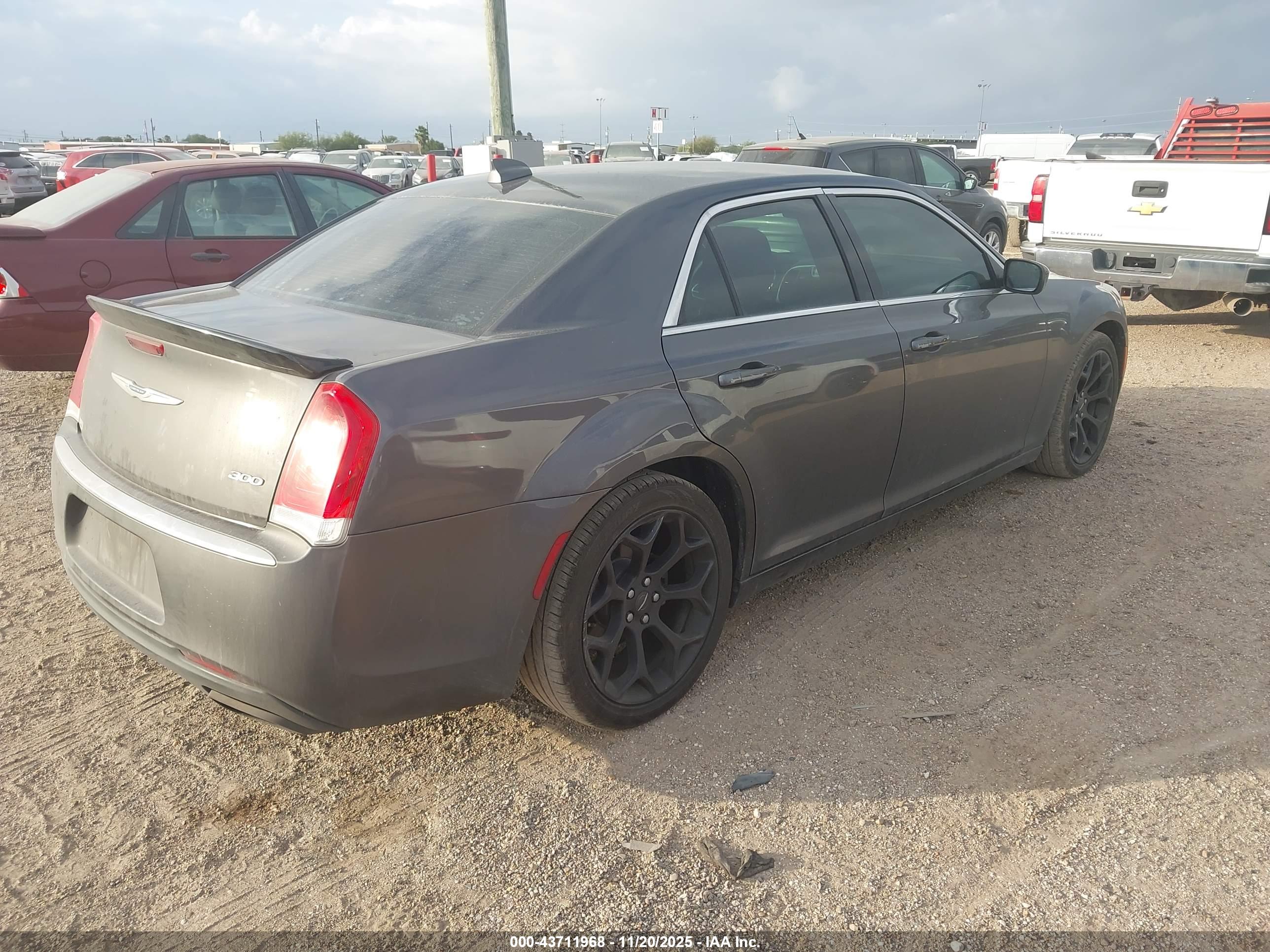 CHRYSLER 300 image 4